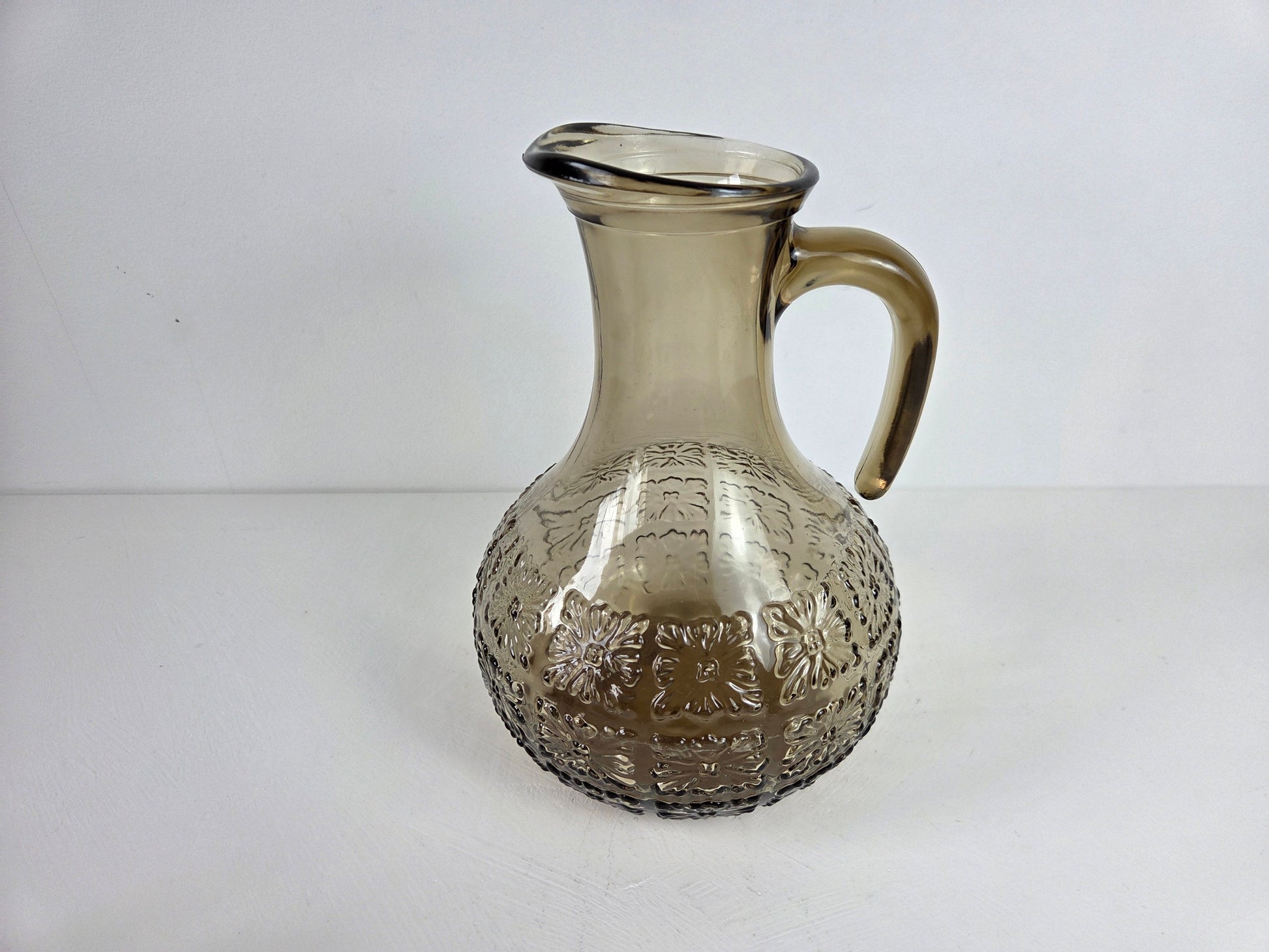Gerookt glas set met bloemenreliëf schenkkan en glazen
