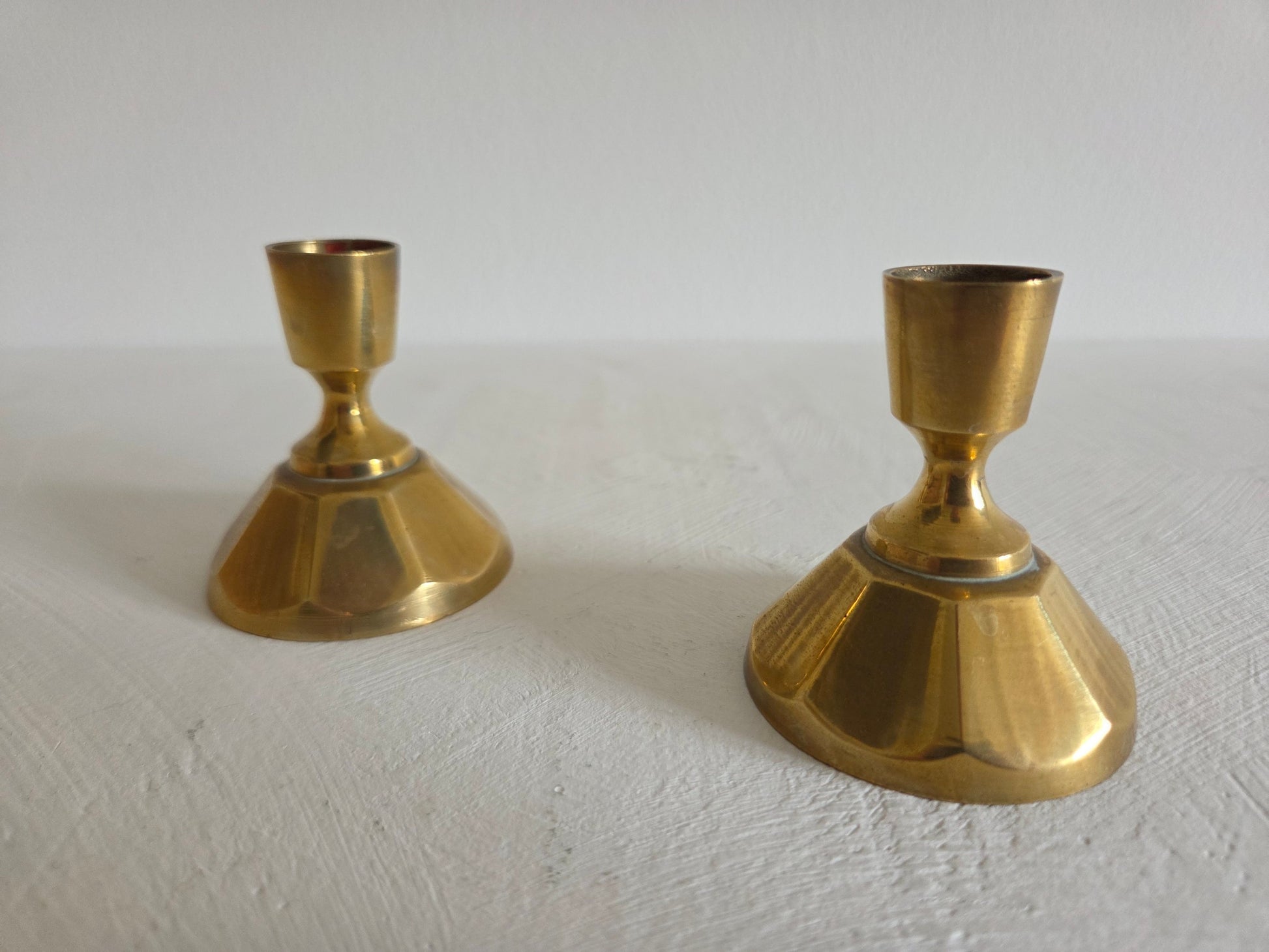 setje messing kandelaars hoekige vlakken patina