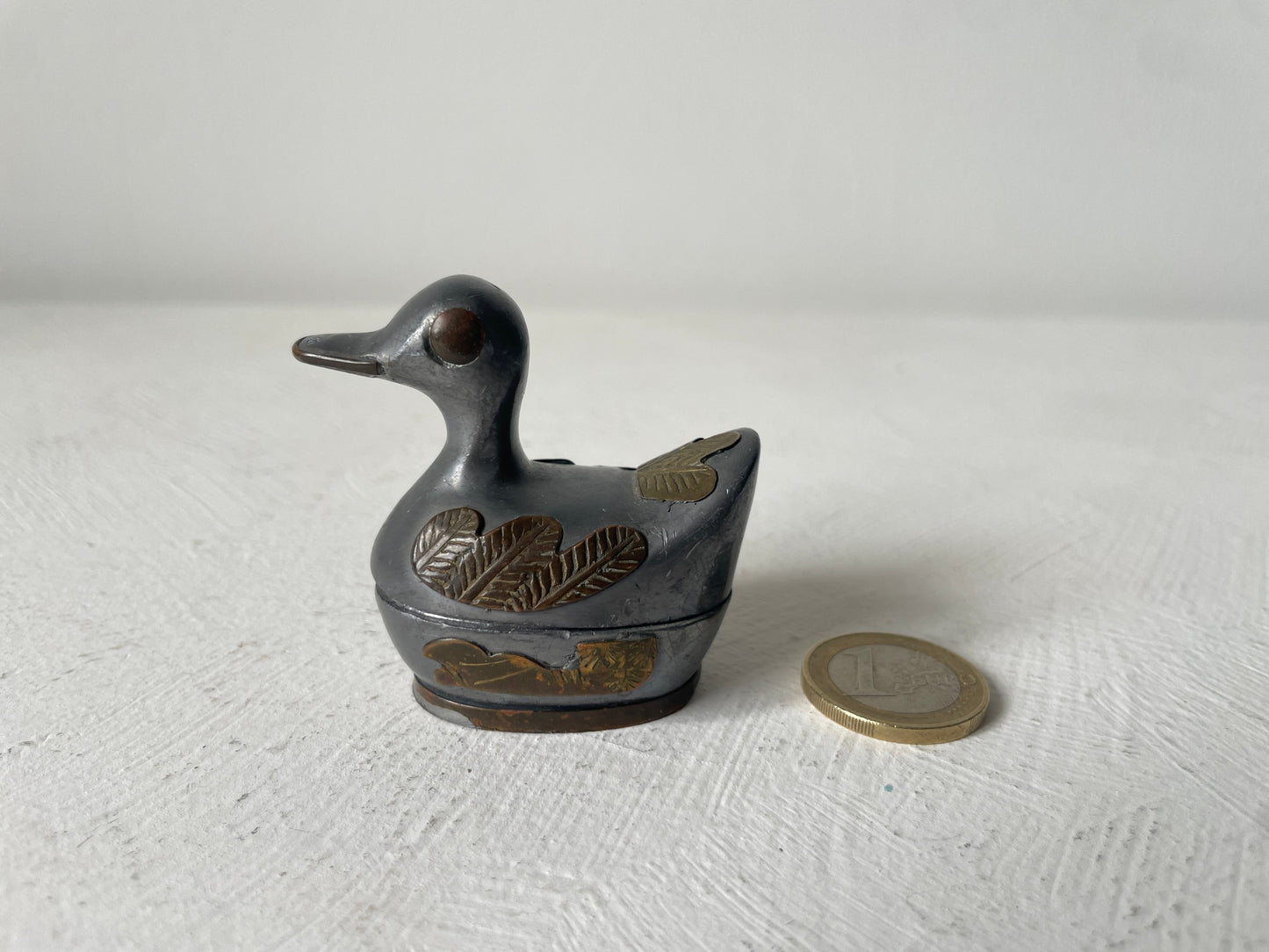 vintage metalen eend met bakje