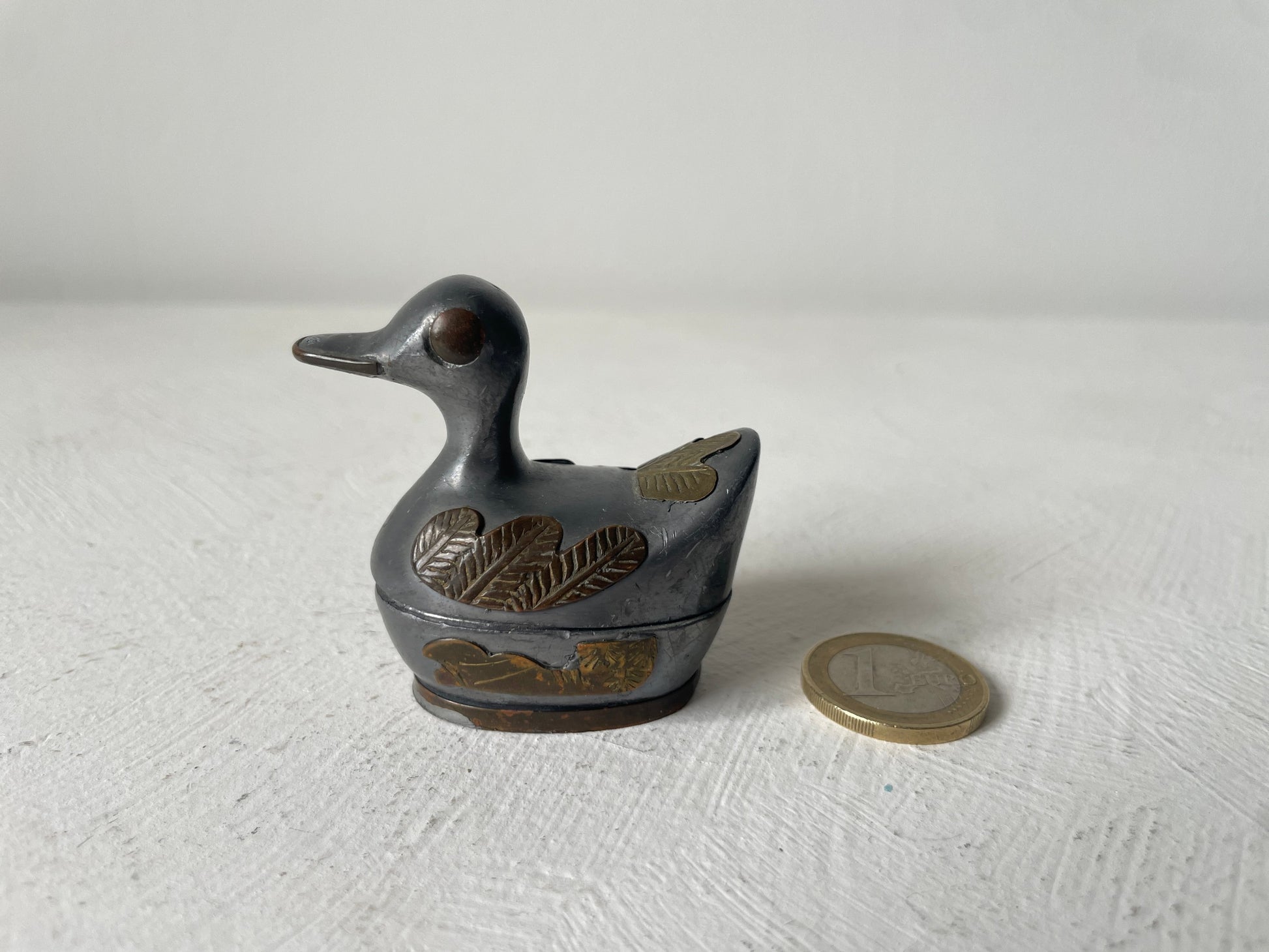 vintage metalen eend met bakje