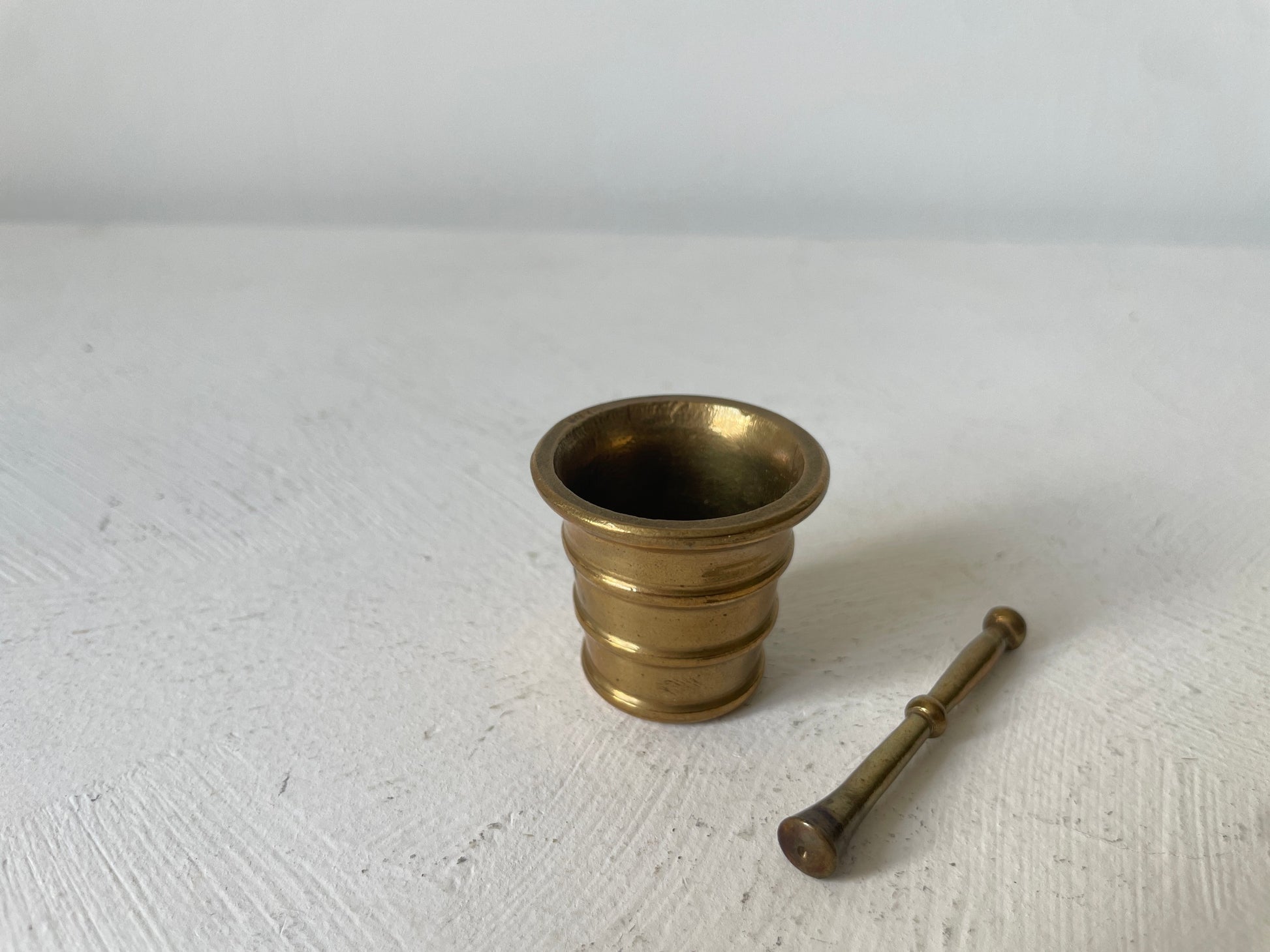 brocante messing vijzel voor letterbak