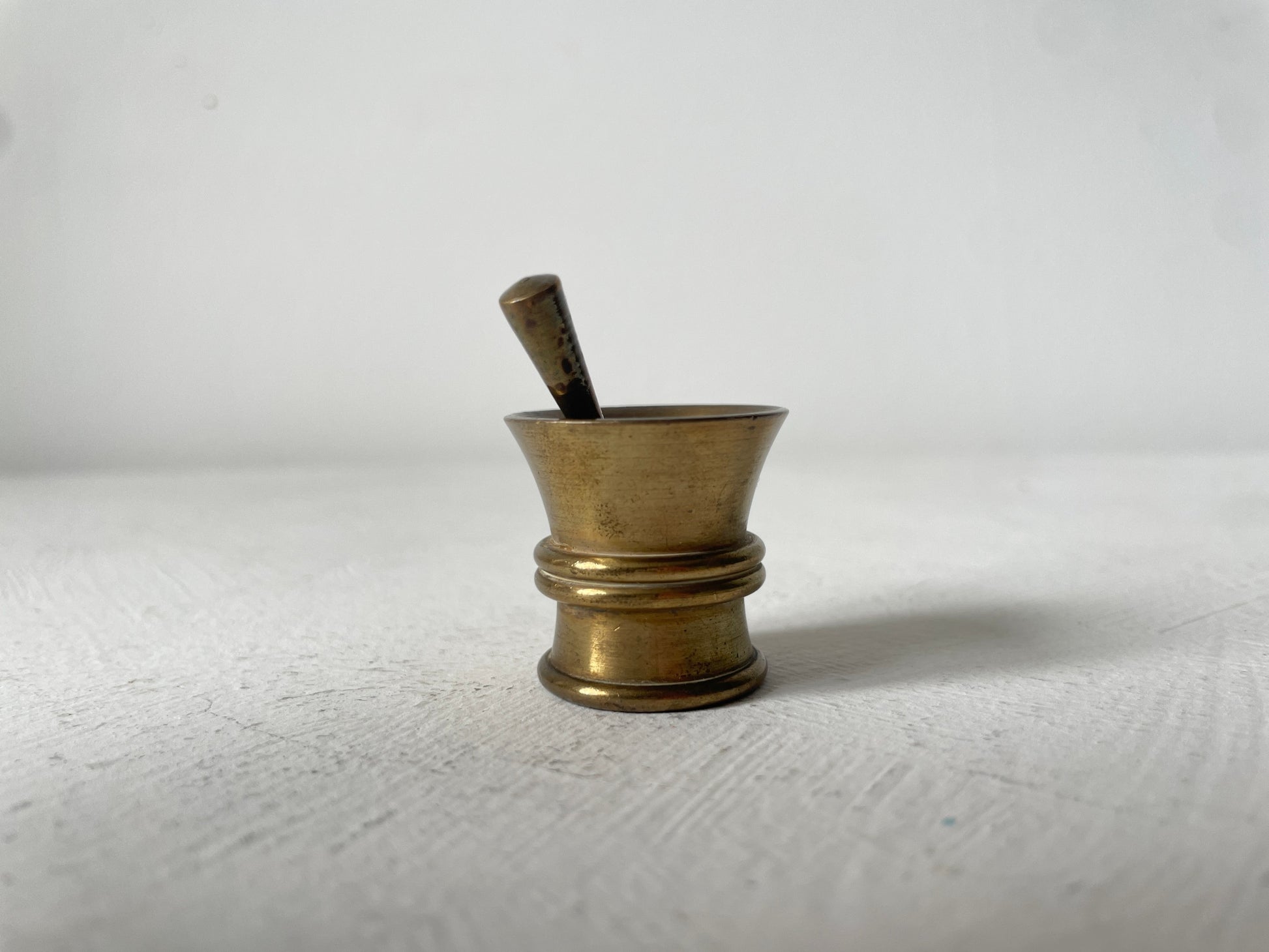 miniatuur keukenaccessoire messing vijzel
