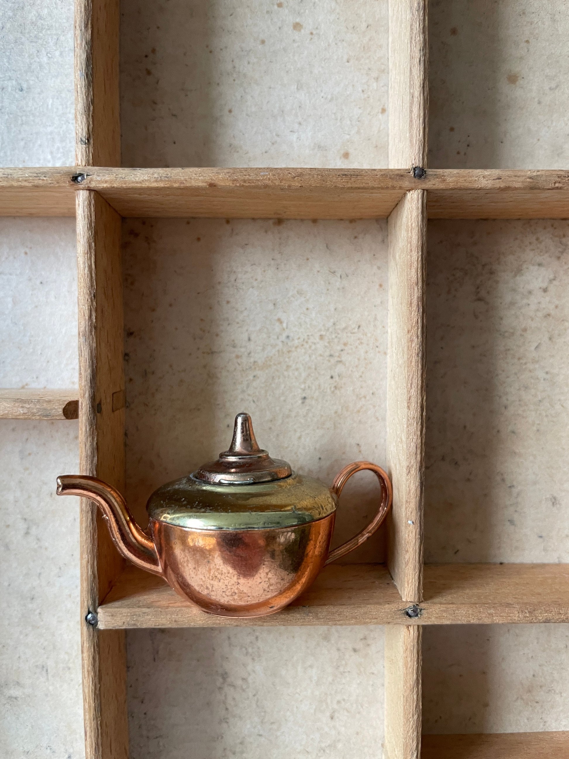 mini koperen theepot voor letterbak