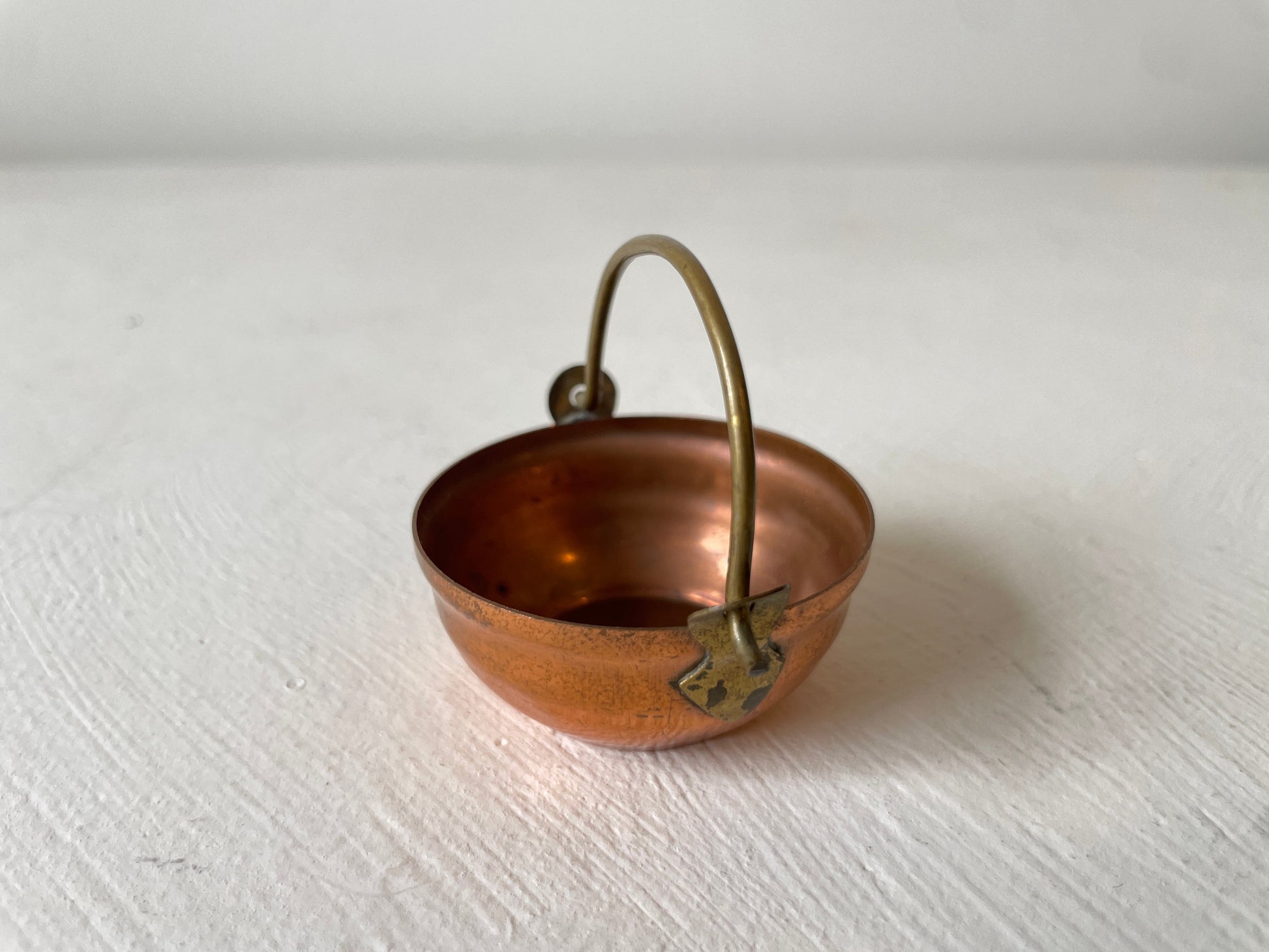 letterbak miniatuur ketel van koper