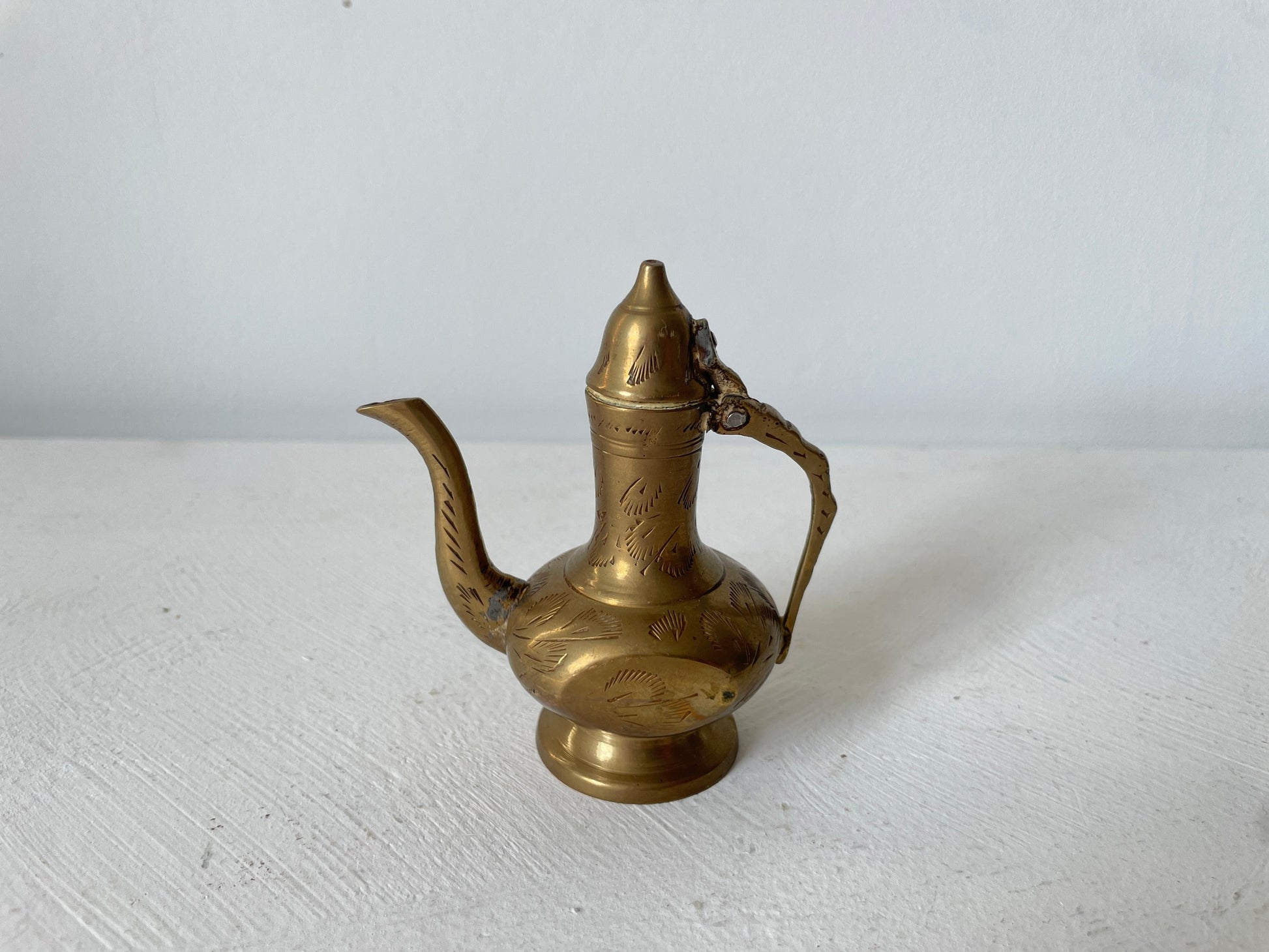 letterbak miniatuur oosterse koffiekan