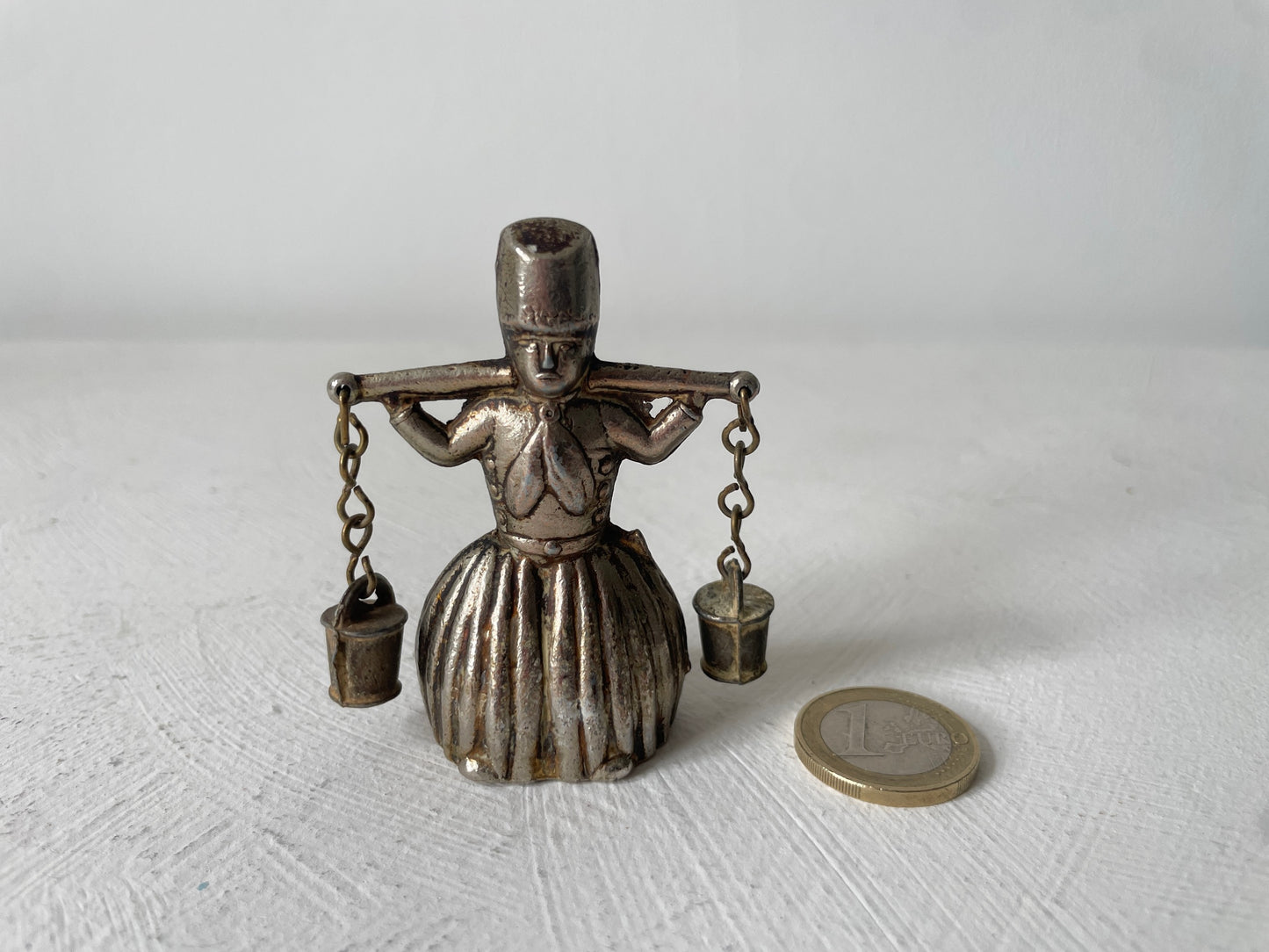 vintage miniatuur melkmeisje messing