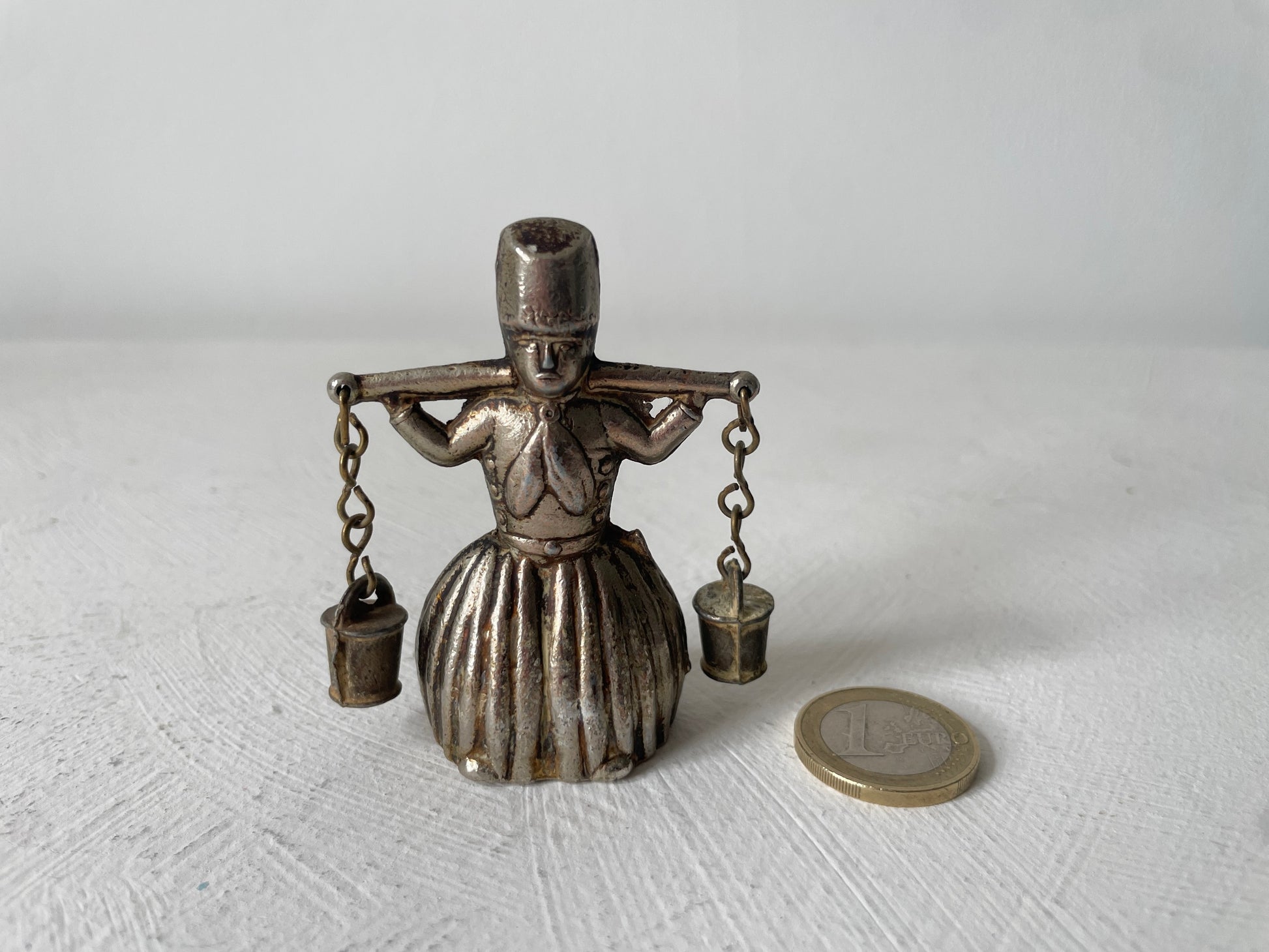 vintage miniatuur melkmeisje messing
