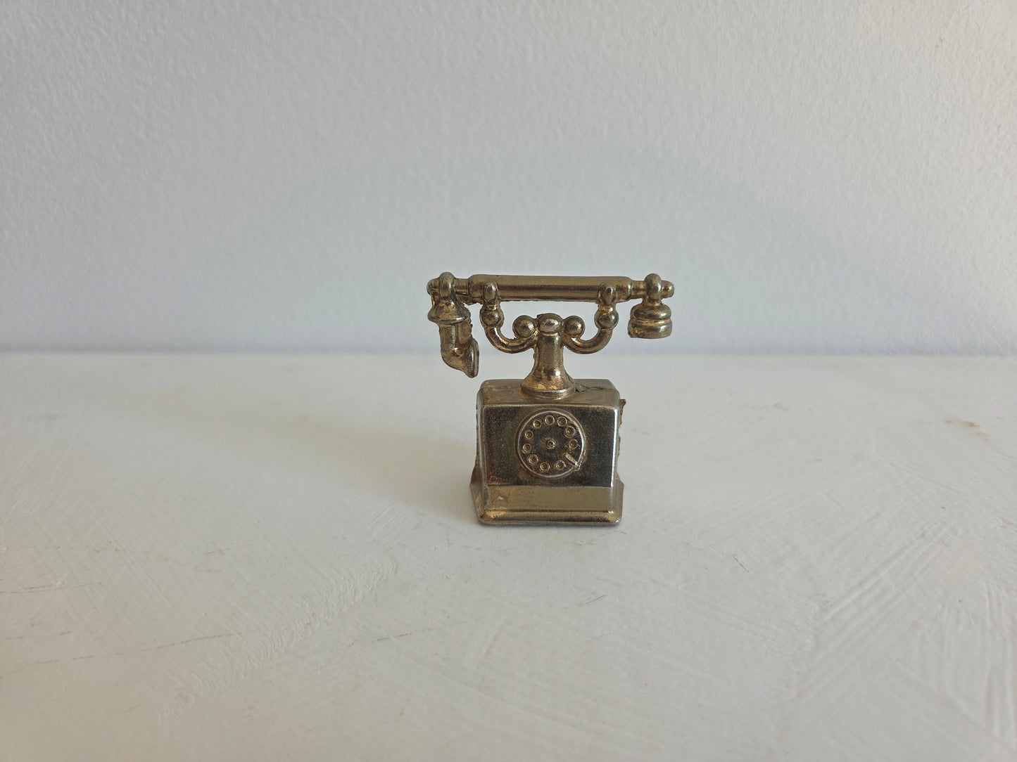 miniatuur letterbaktelefoon goudkleurig