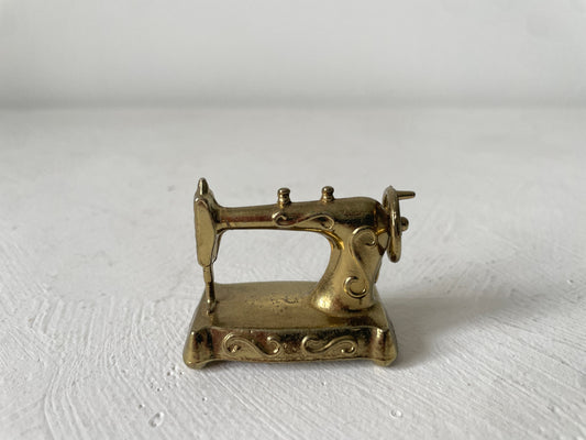 miniatuur naaimachine van messing op voet