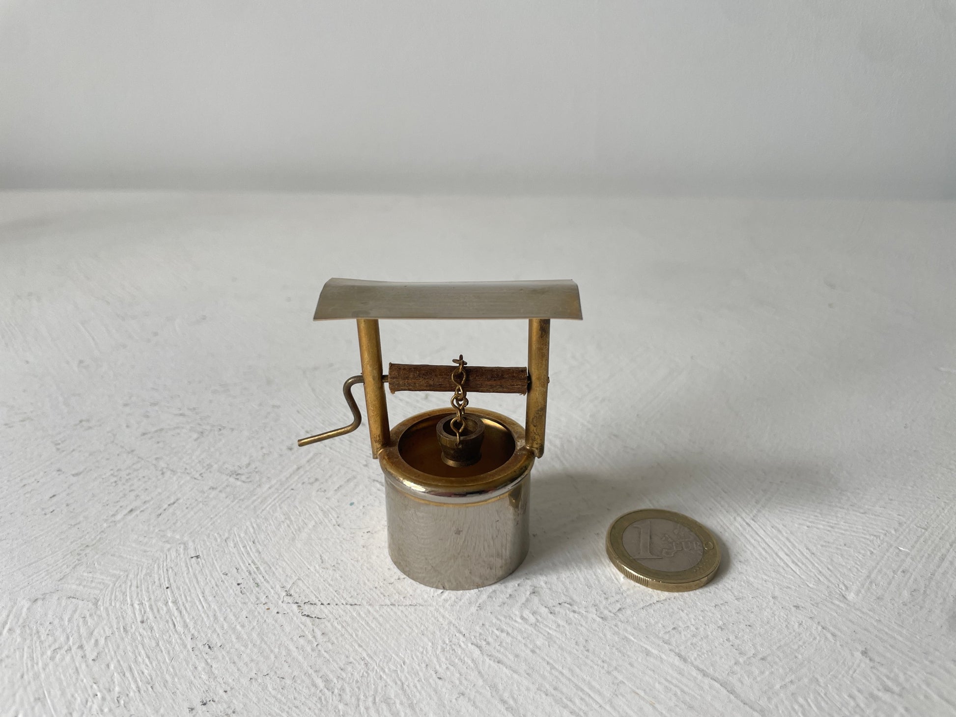 letterbak miniatuur put met houten rol