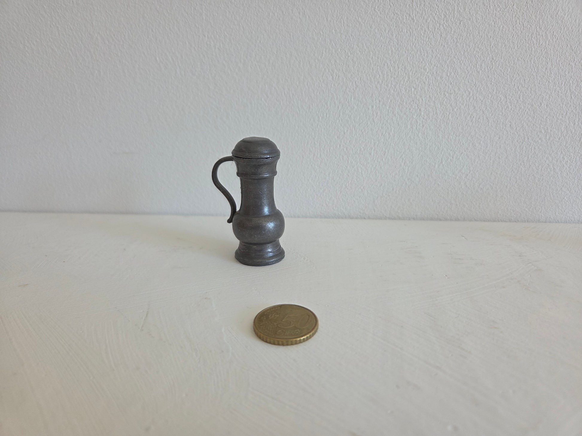 schenkkannetje tin met bolle buik
