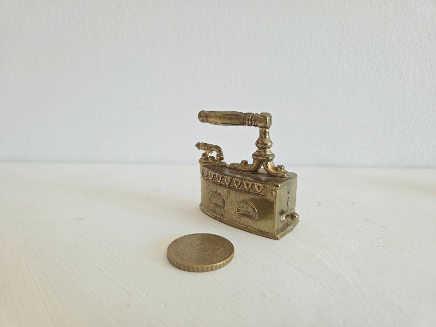 miniatuur kooltjesstrijkijzer van messing