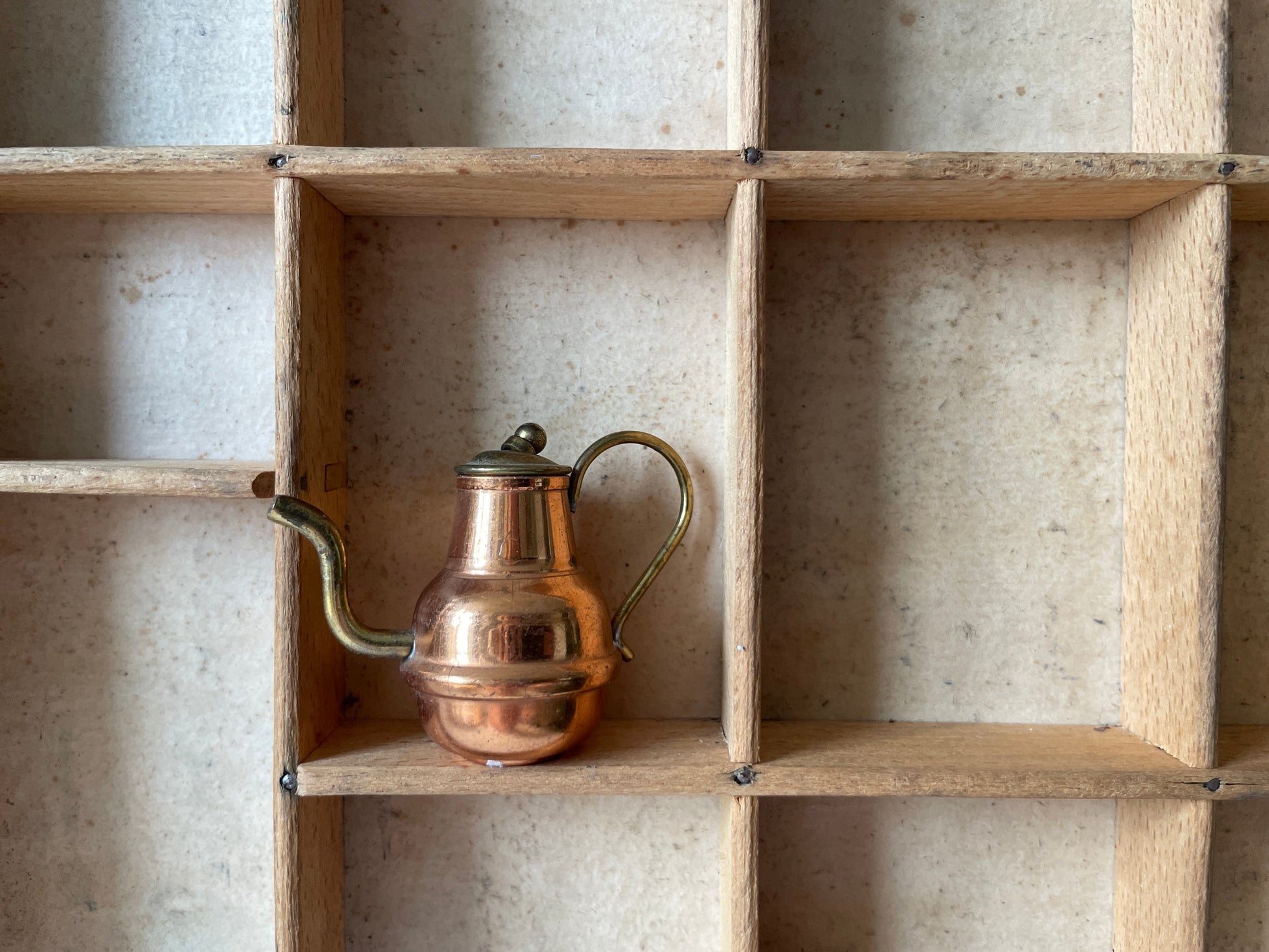 koperen miniatuur theepot met messing handvat