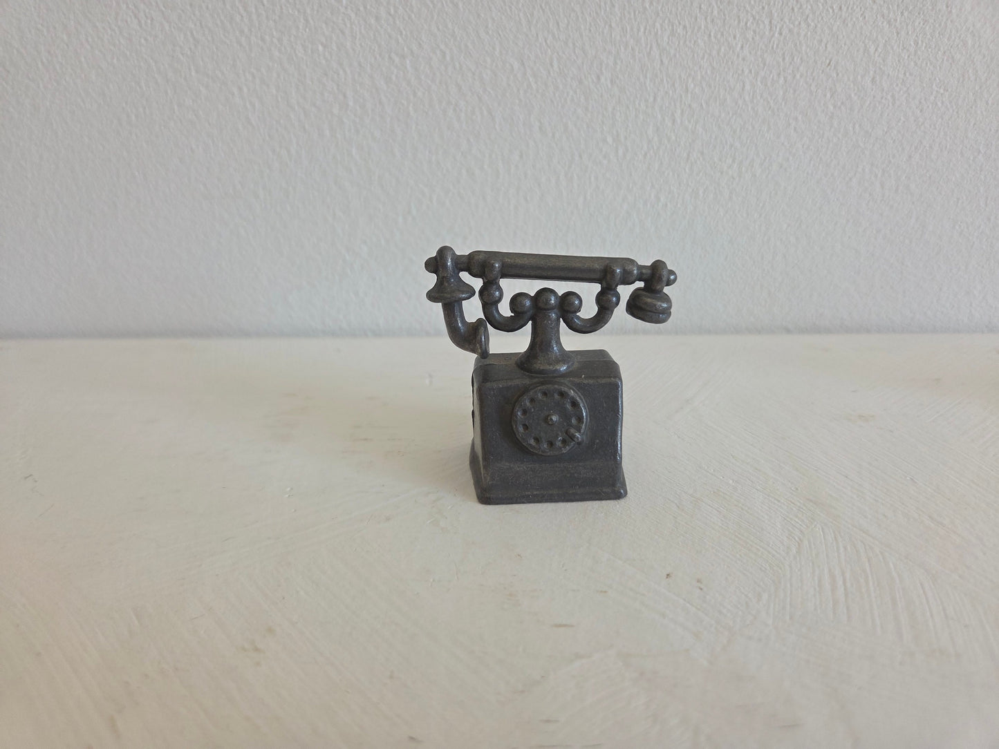 klein tinnen telefoontje met draaischijf