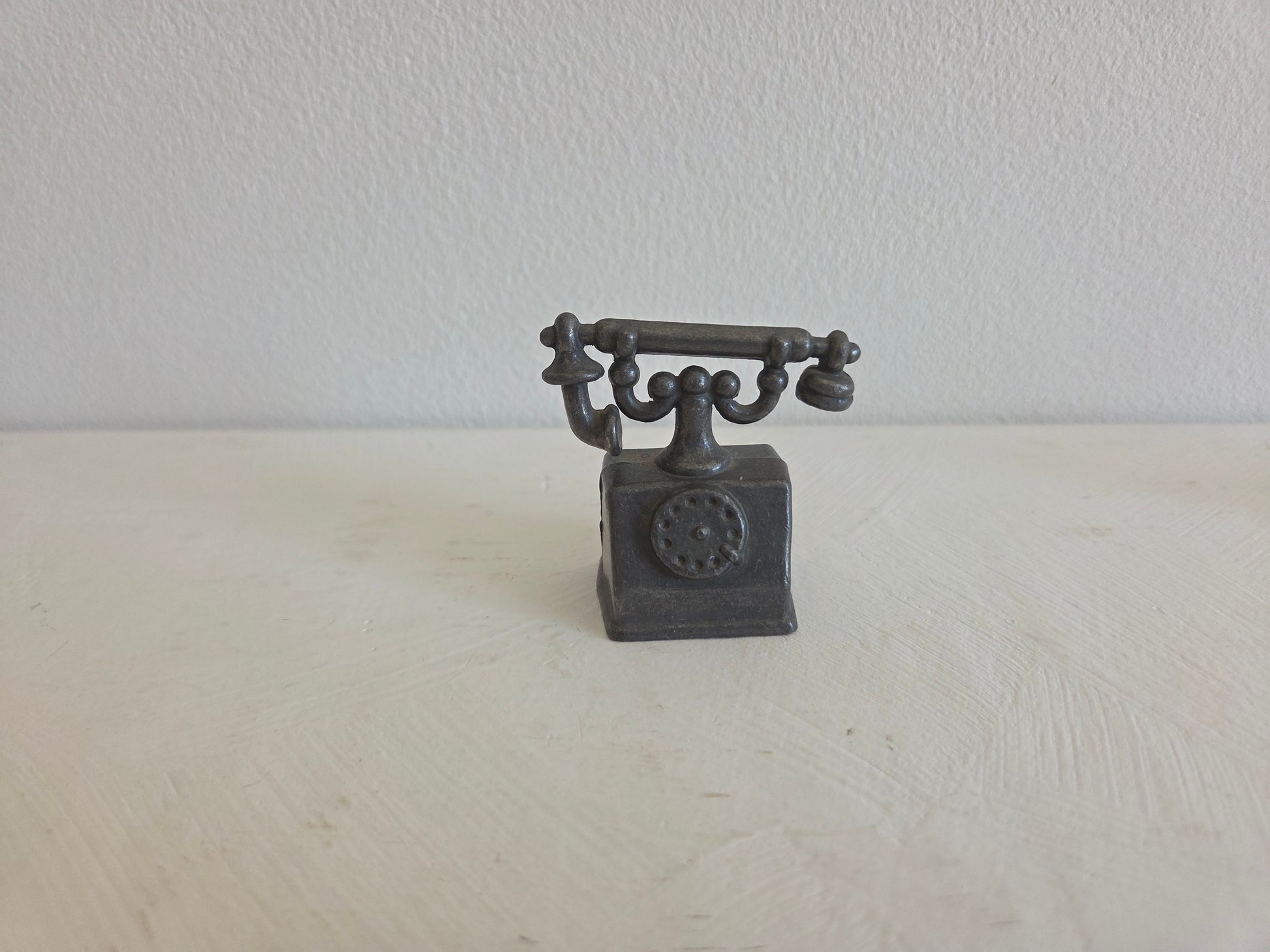 klein tinnen telefoontje met draaischijf