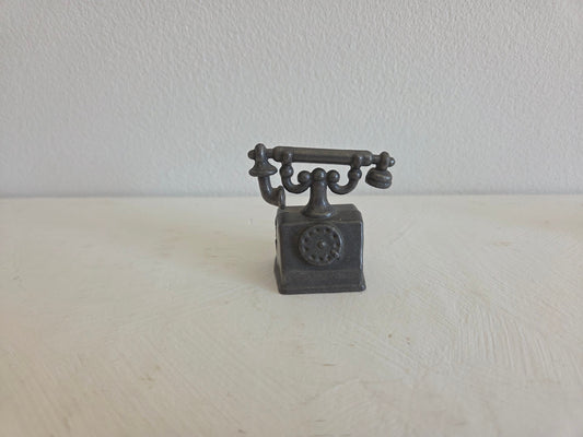 klein tinnen telefoontje met draaischijf