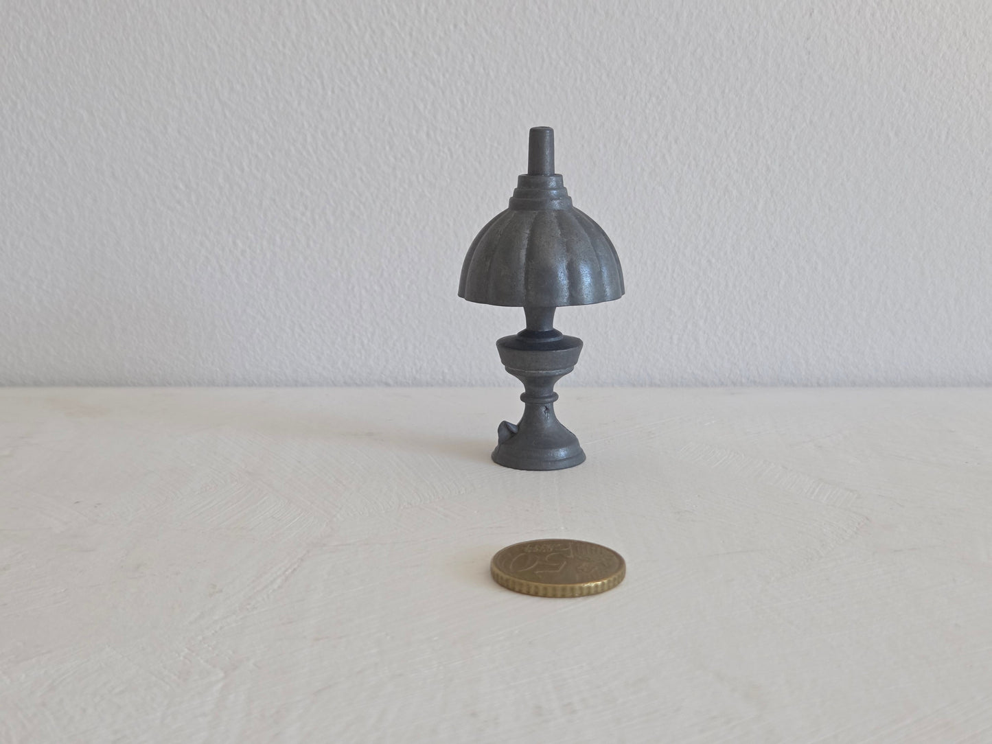 antieke olielamp tin met geribbelde kap