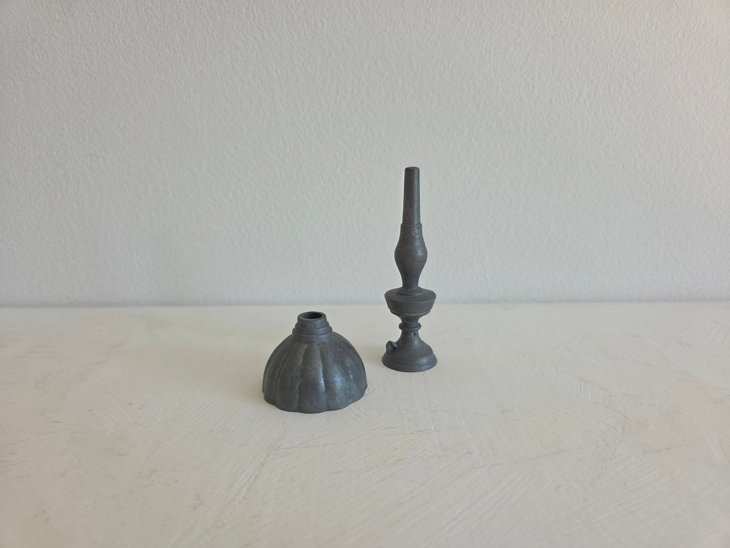 tinnen miniatuurlamp op gedraaide voet