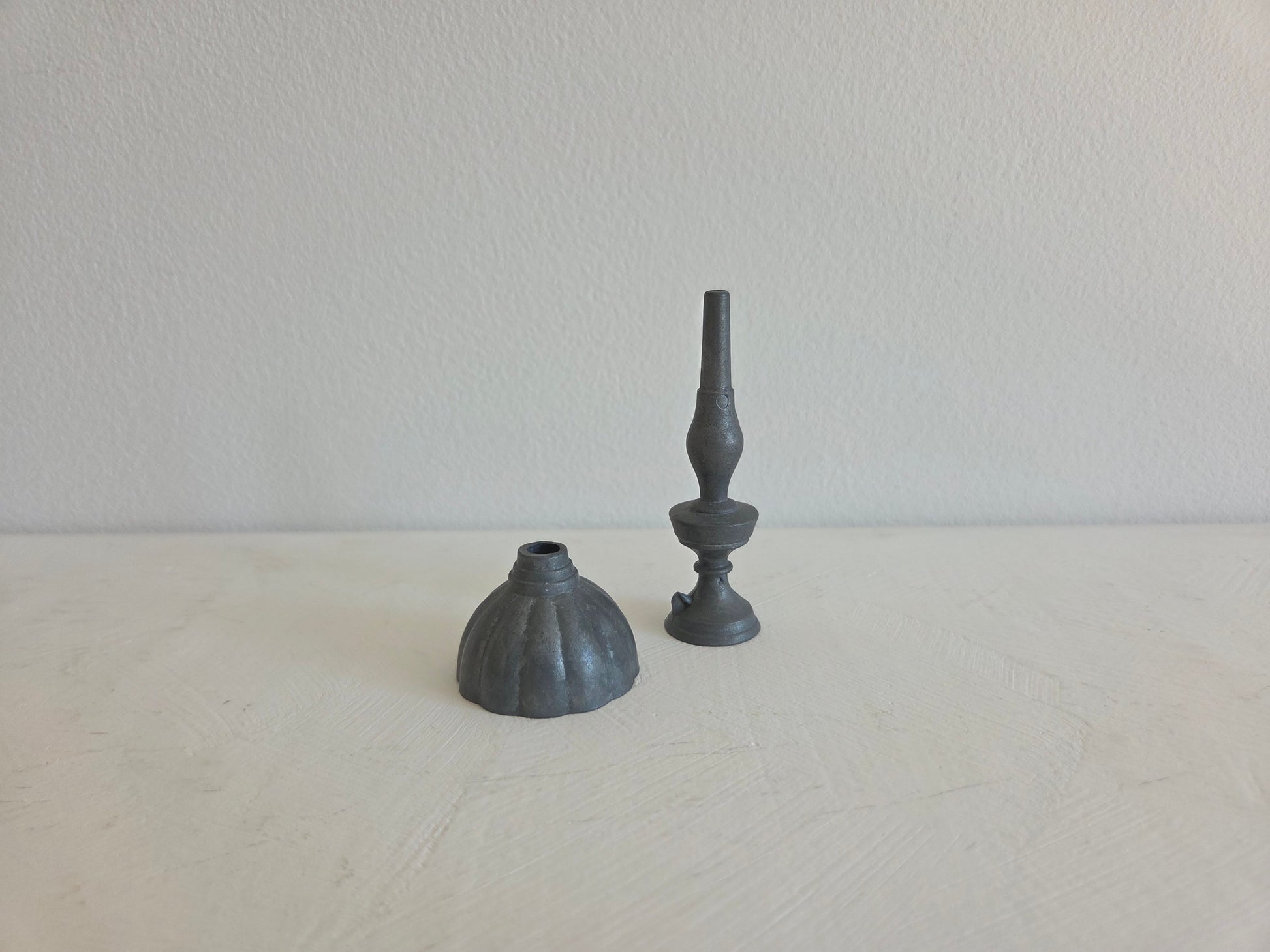 tinnen miniatuurlamp op gedraaide voet