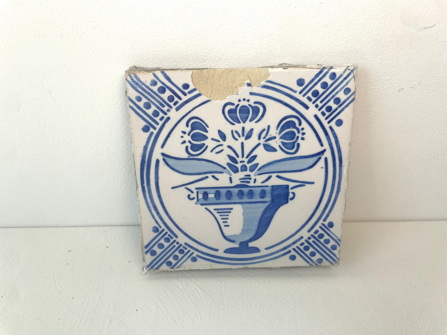 Set tegels met gebruikssporen en beschadigingen