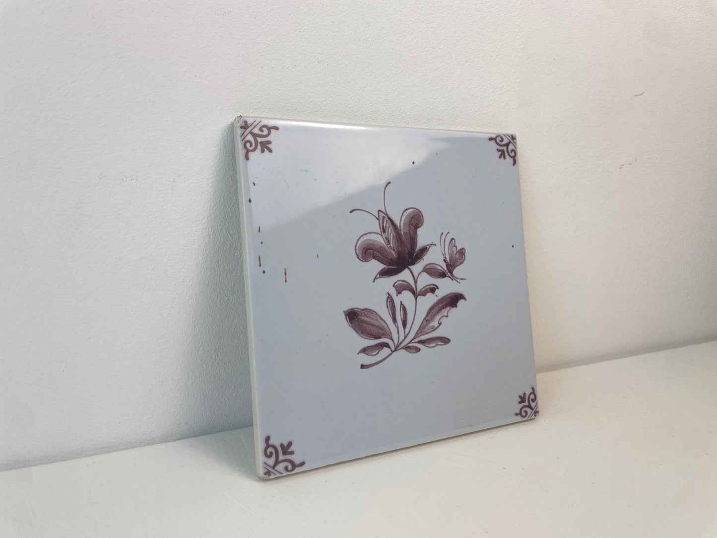 Keramische tegel met vlinder en hoekdecor