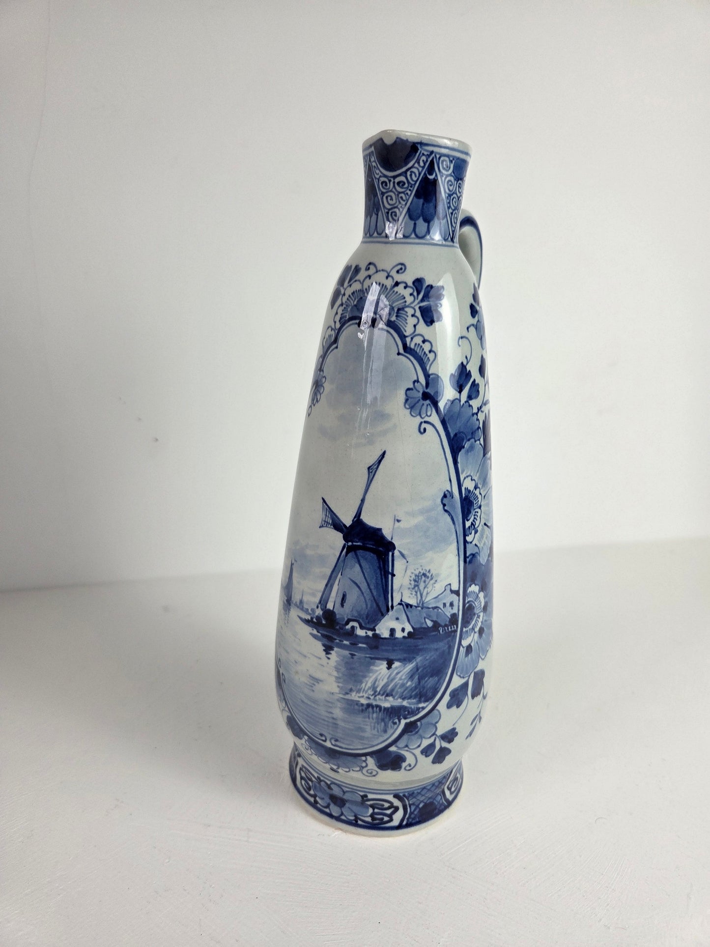 Smalle hoge antieke kan met blauw decor