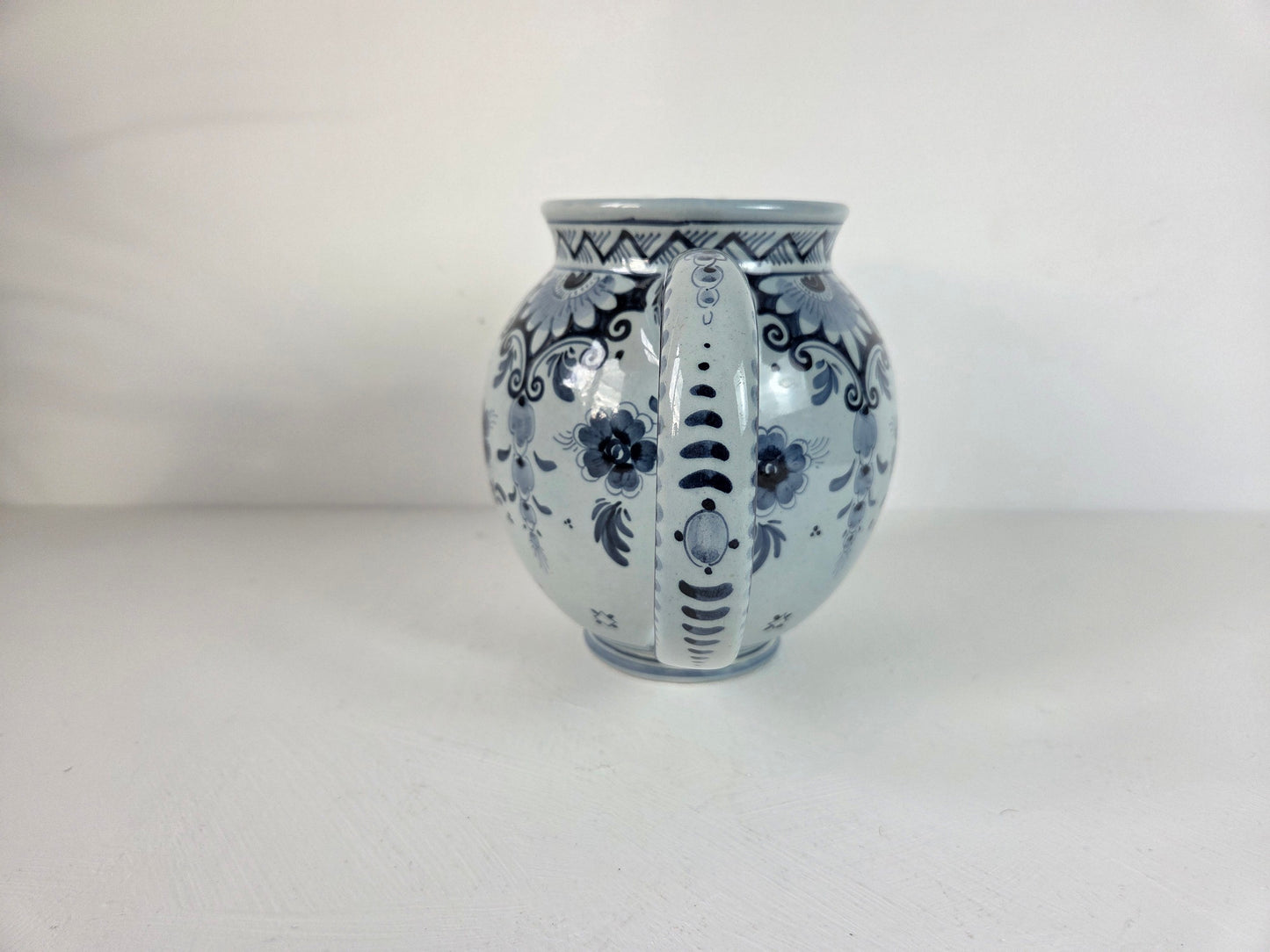 Kan met oor en blauwe bloemen op witte achtergrond