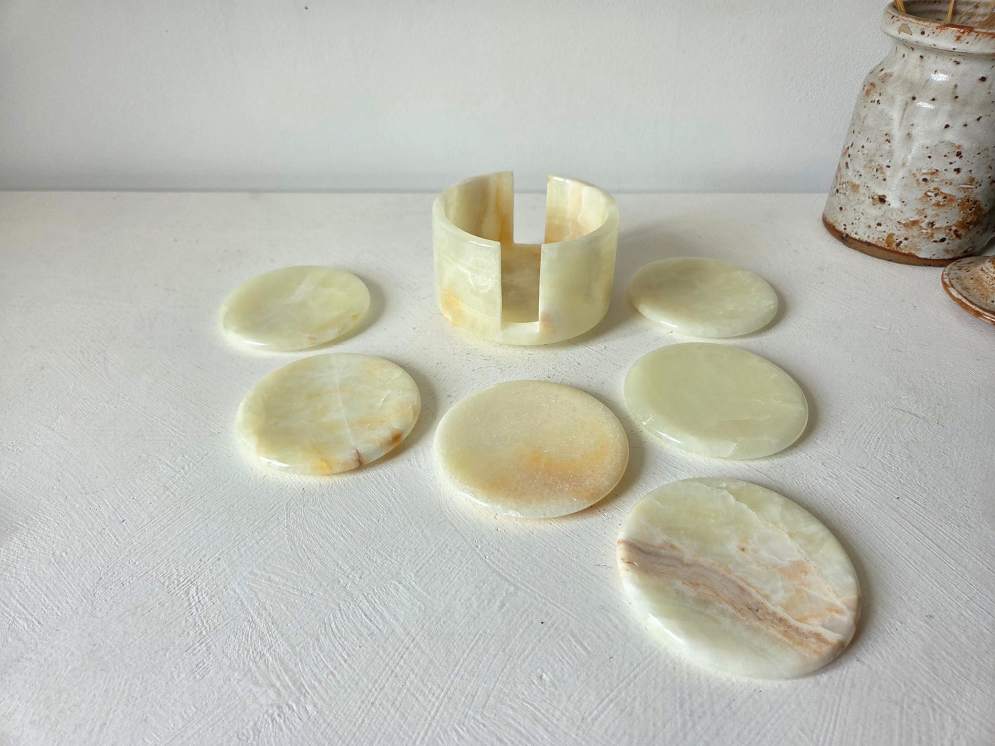 ronde onyx onderzetters beige roze
