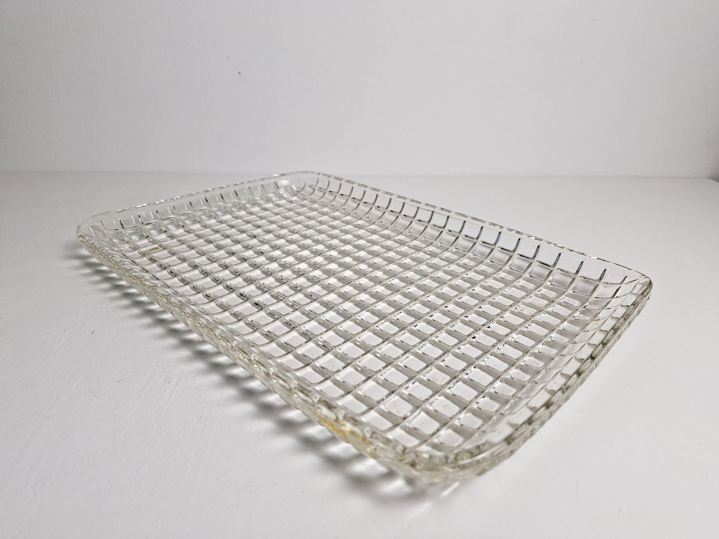 dienblad-van-helder-glas-met-kleine-vierkantjes