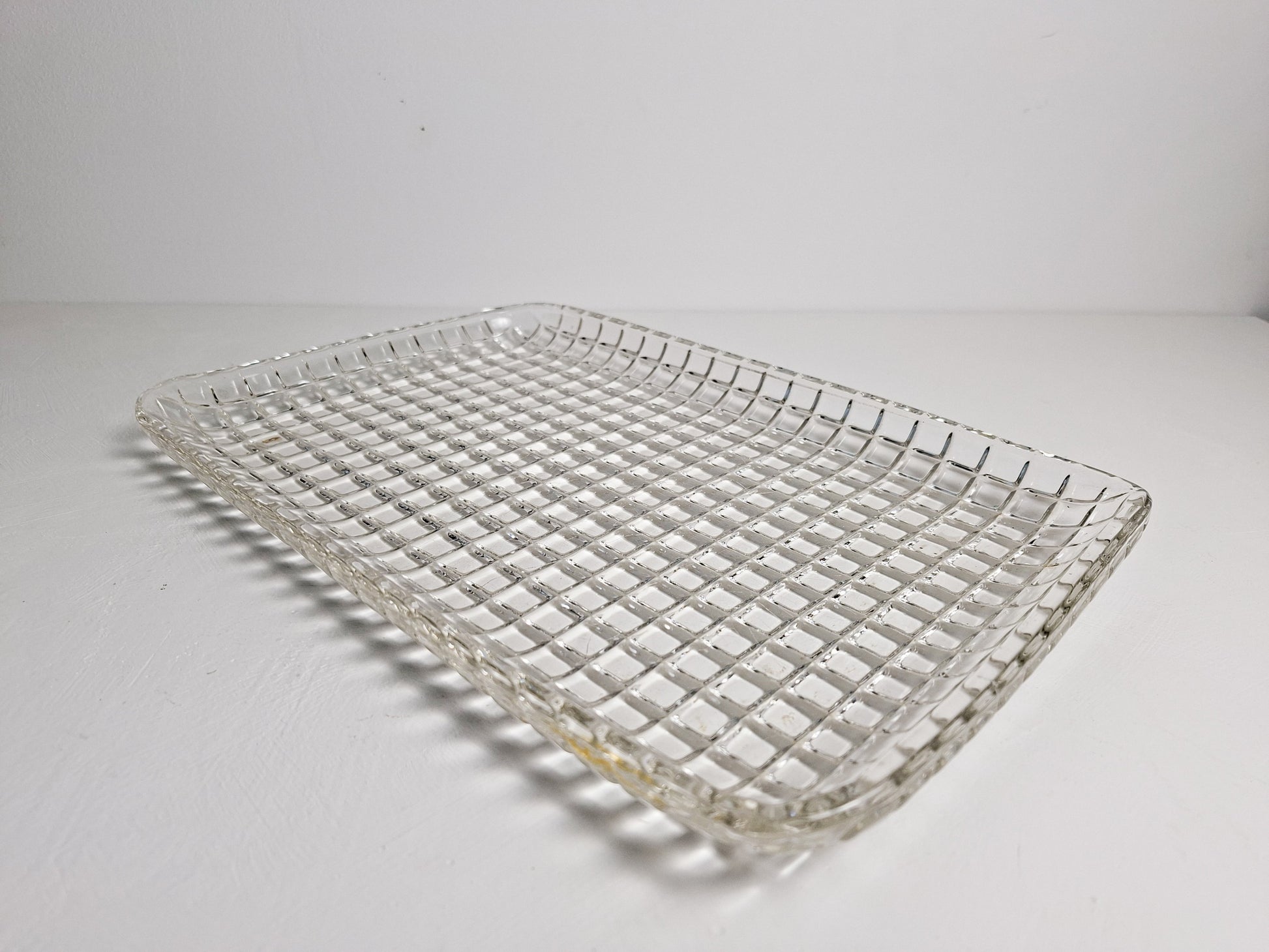 dienblad-van-helder-glas-met-kleine-vierkantjes