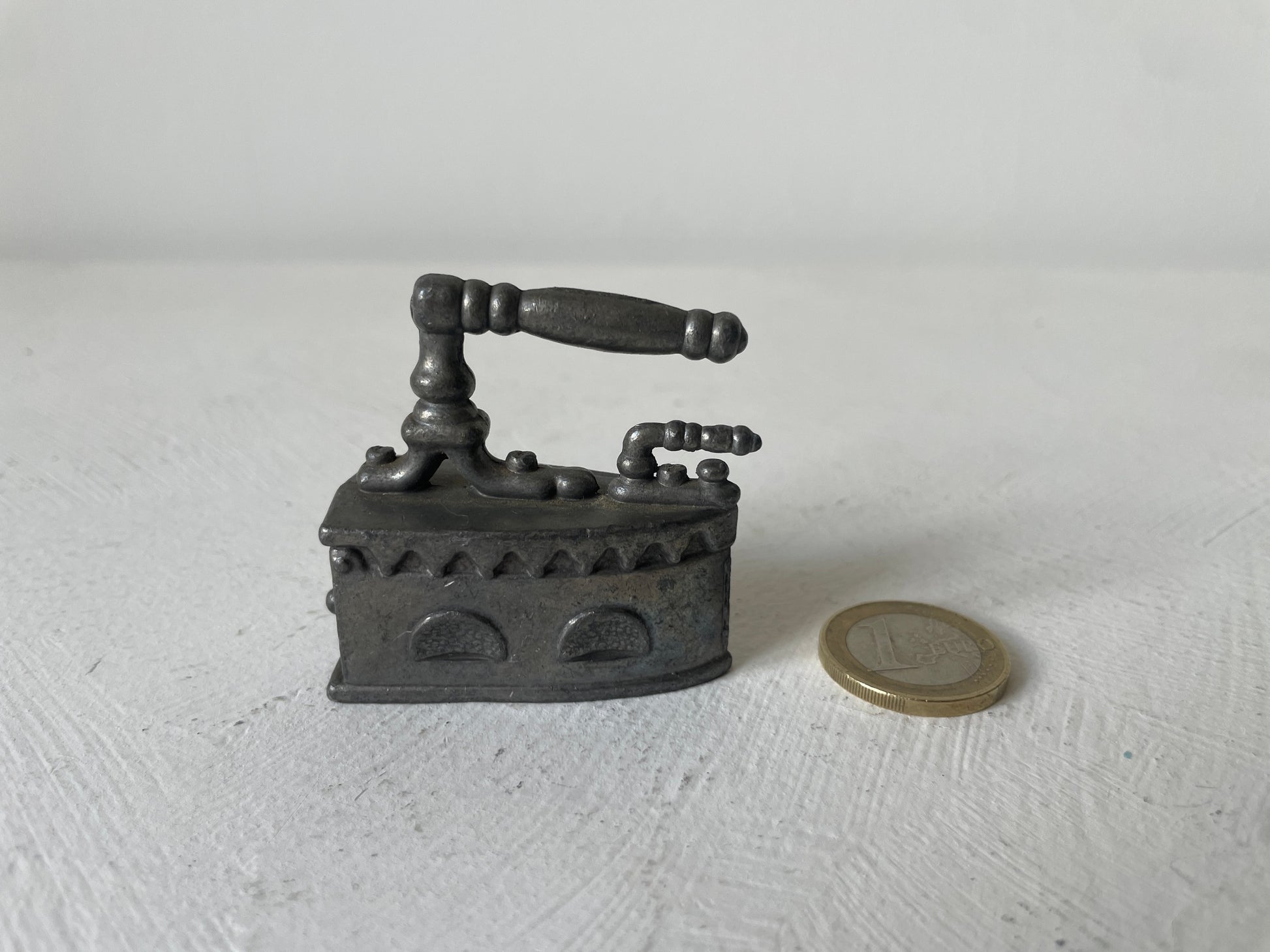 klein antiek strijkijzer miniatuur