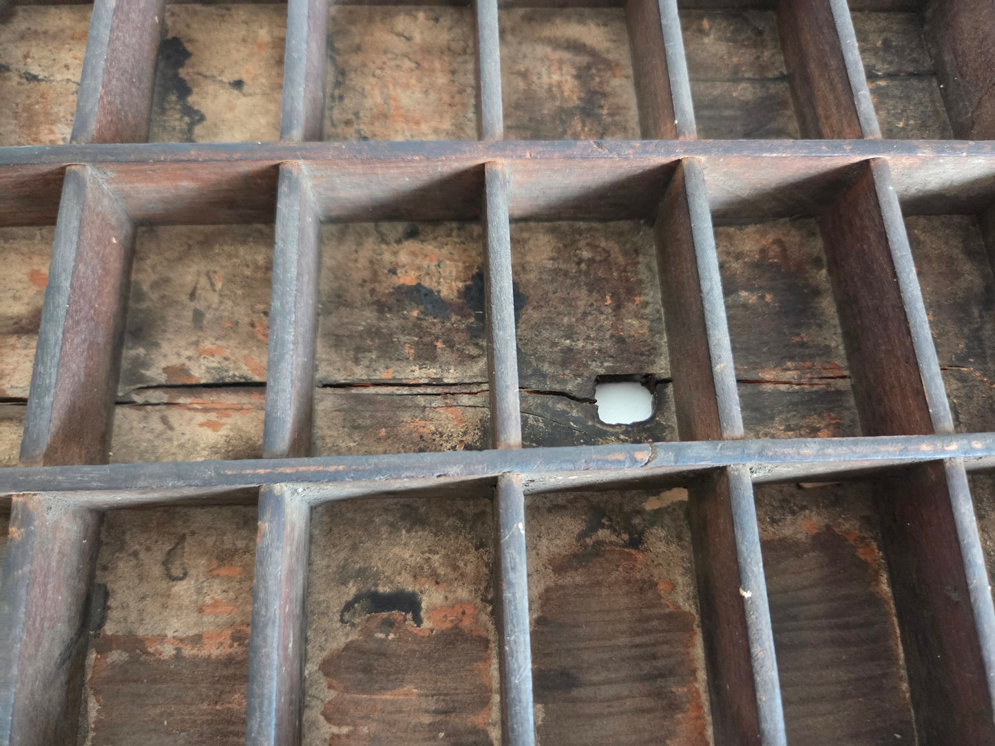 houten letterbak rechthoekige en vierkante vakjes oud