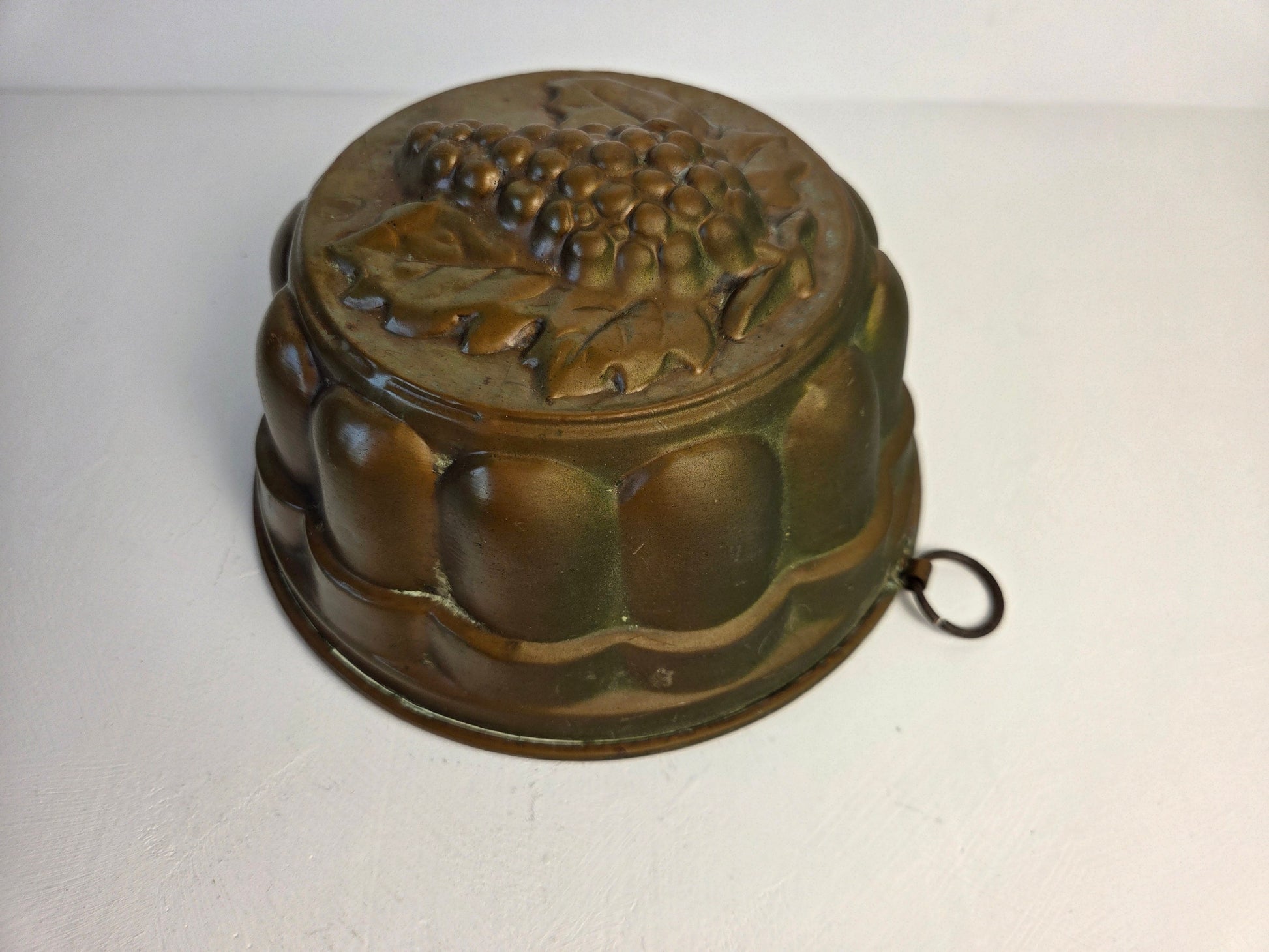 koperen bakvorm met druiven en bladeren