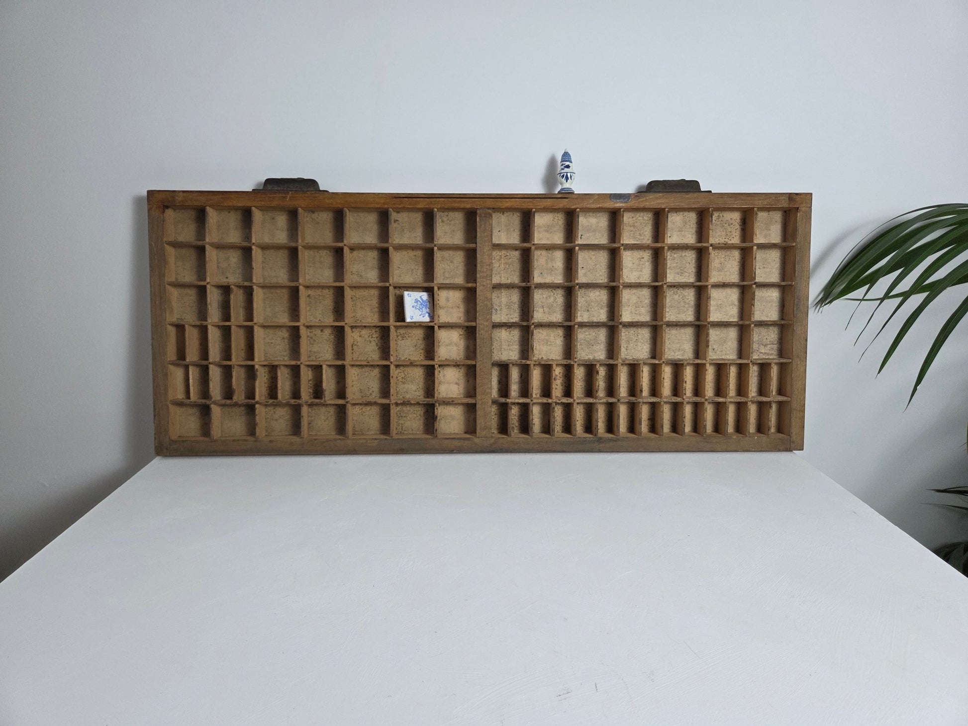 brede houten letterbak voor aan de muur