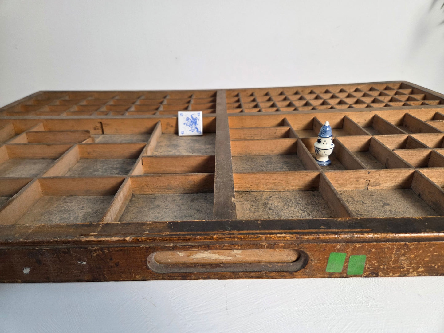 detail van vakverdeling in houten letterbak