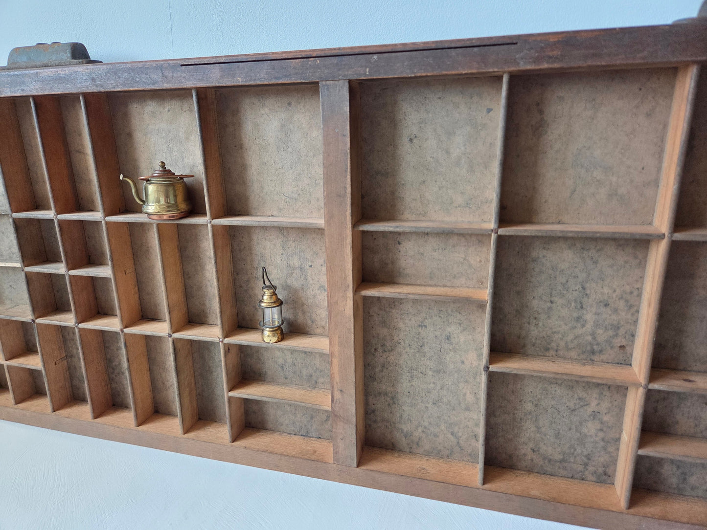 detail van binnenkant vakjes met gebruikssporen