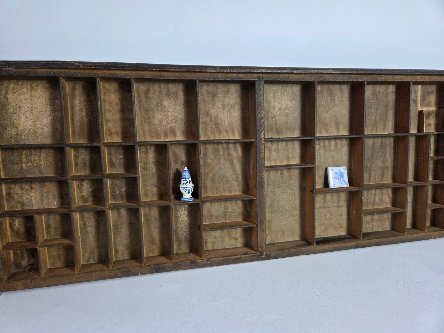 oude houten letterbak detail vakjes