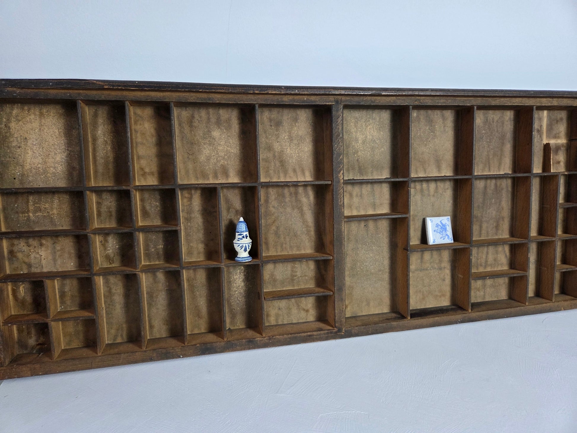 oude houten letterbak detail vakjes