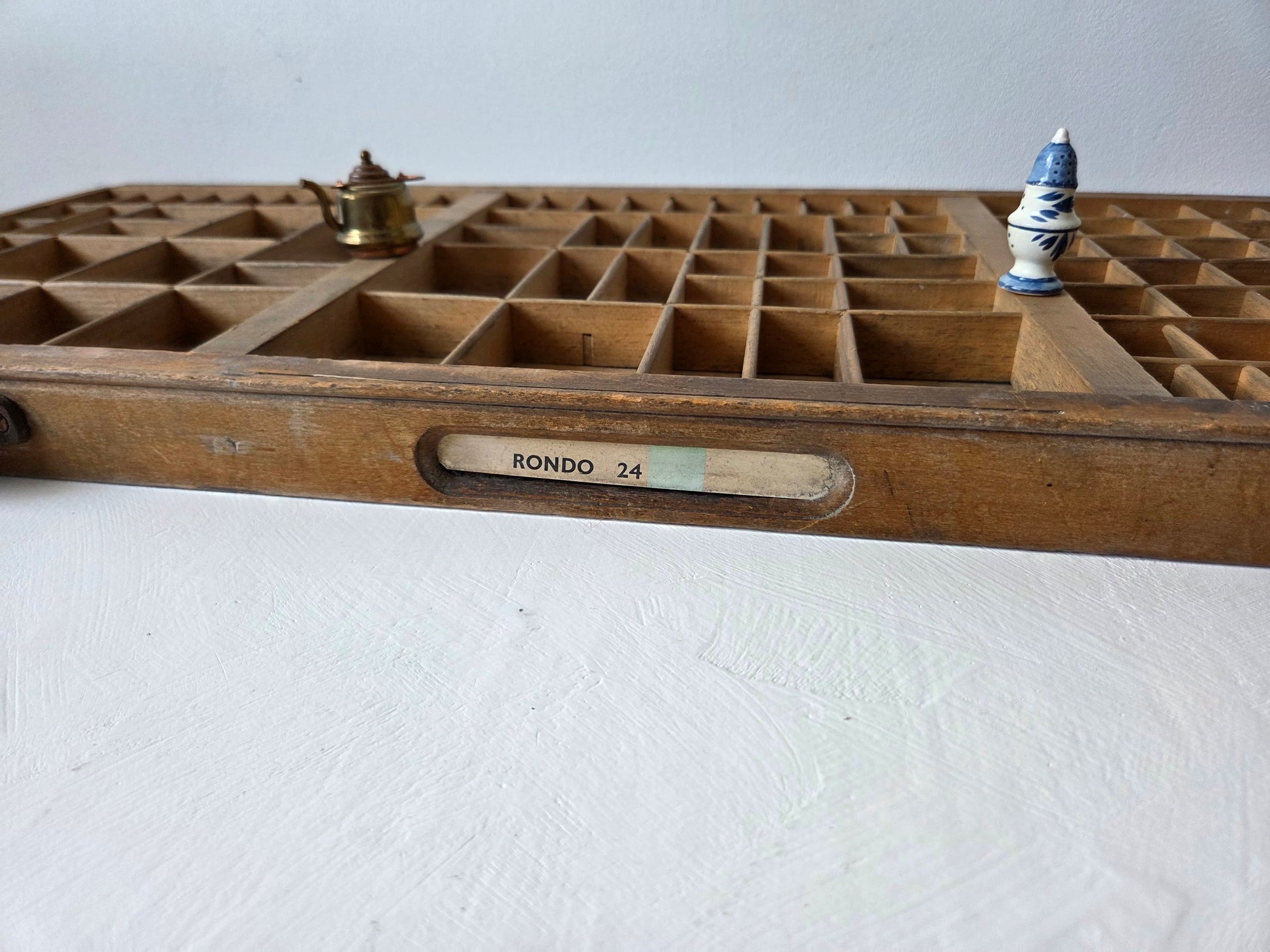 oude verzamelbak van hout