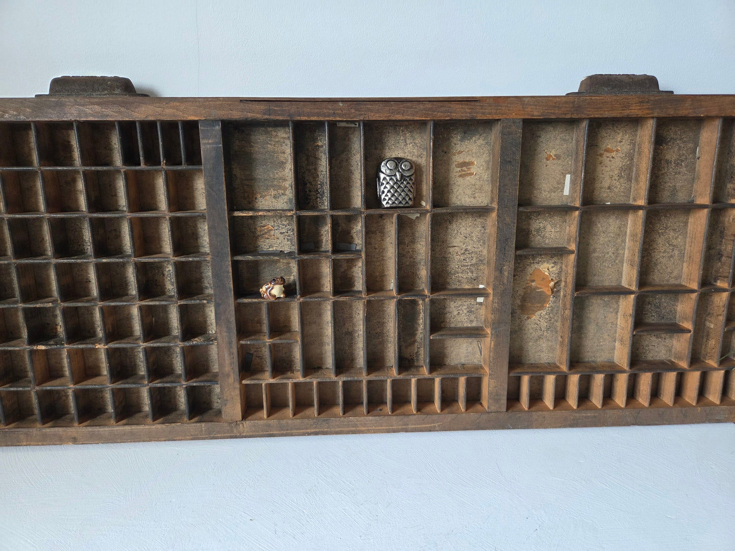 Antieke houten letterbak met gebroken latjes