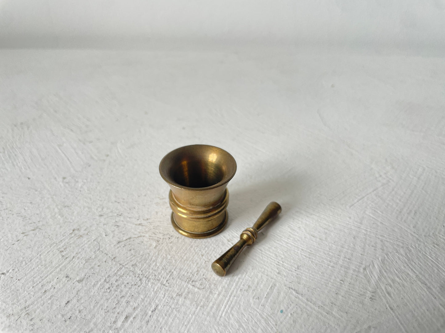 antiek ogende messing vijzel met stamper