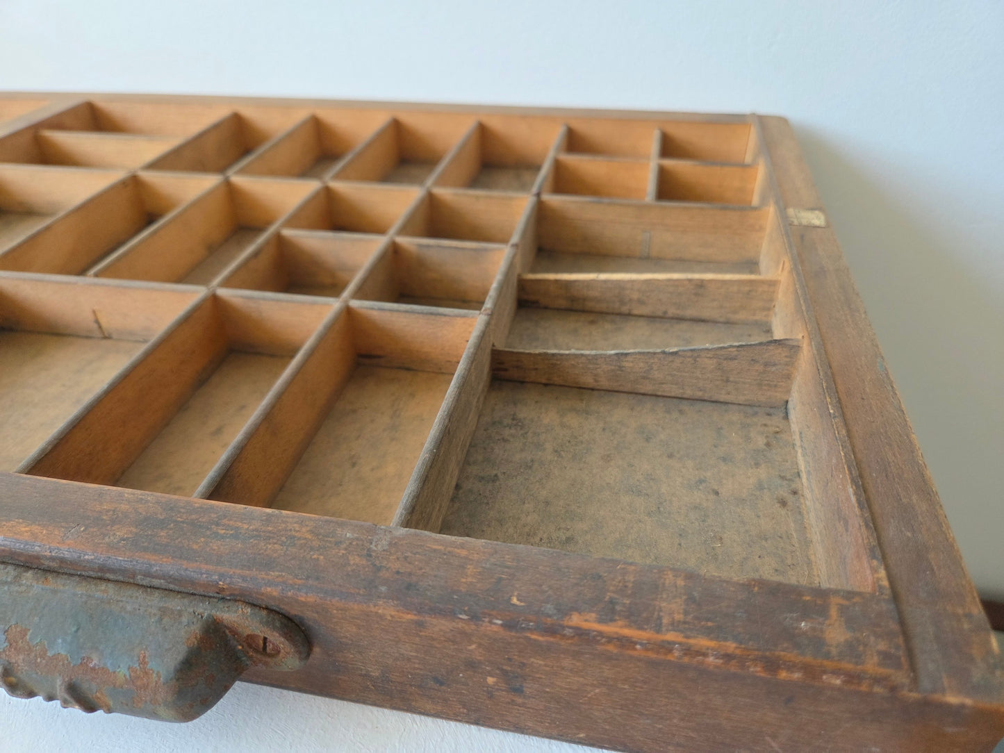 Houten letterbak met met 43 grote en kleine vakjes