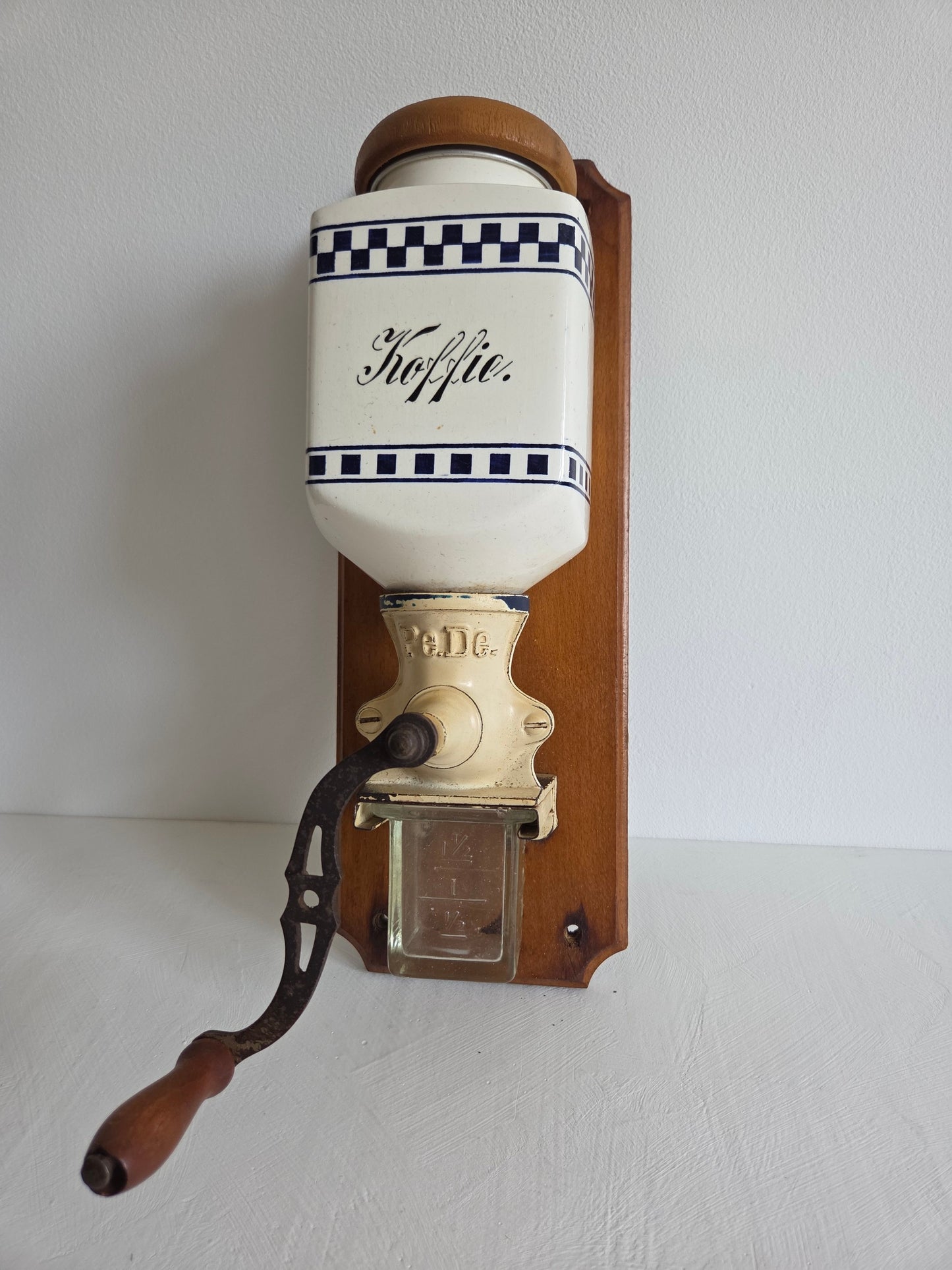 vintage wandkoffiemolen PeDe Breukelen keramiek blauw wit