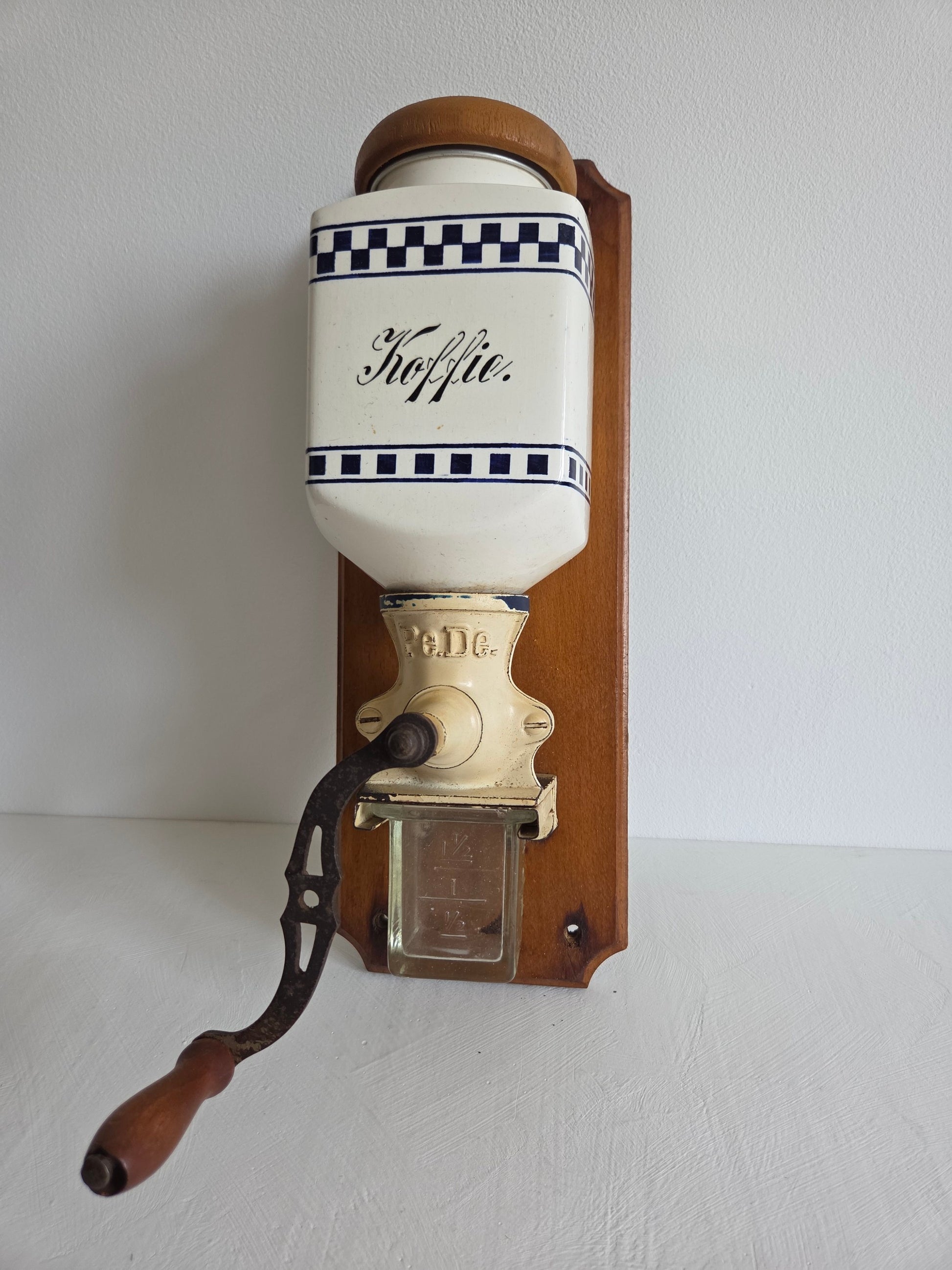 vintage wandkoffiemolen PeDe Breukelen keramiek blauw wit