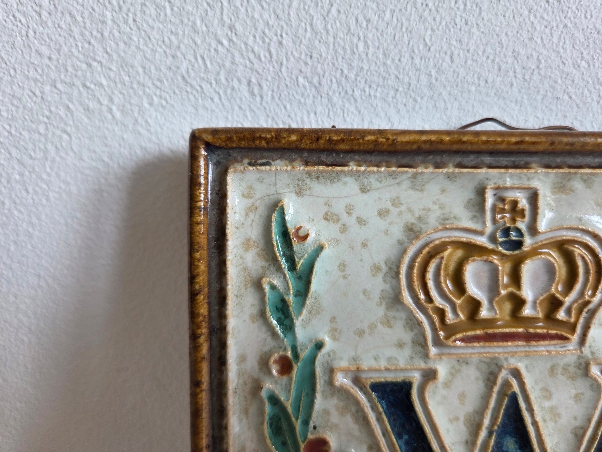 cloisonné wandtegel Wilhelmina kroon oranjeappeltjes Delft