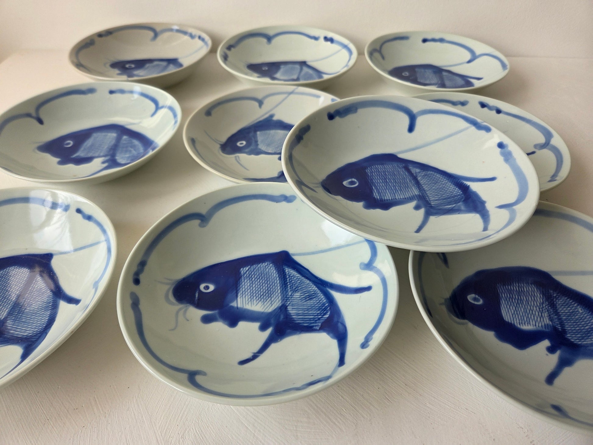 detail van blauw geschilderde koi in schaal