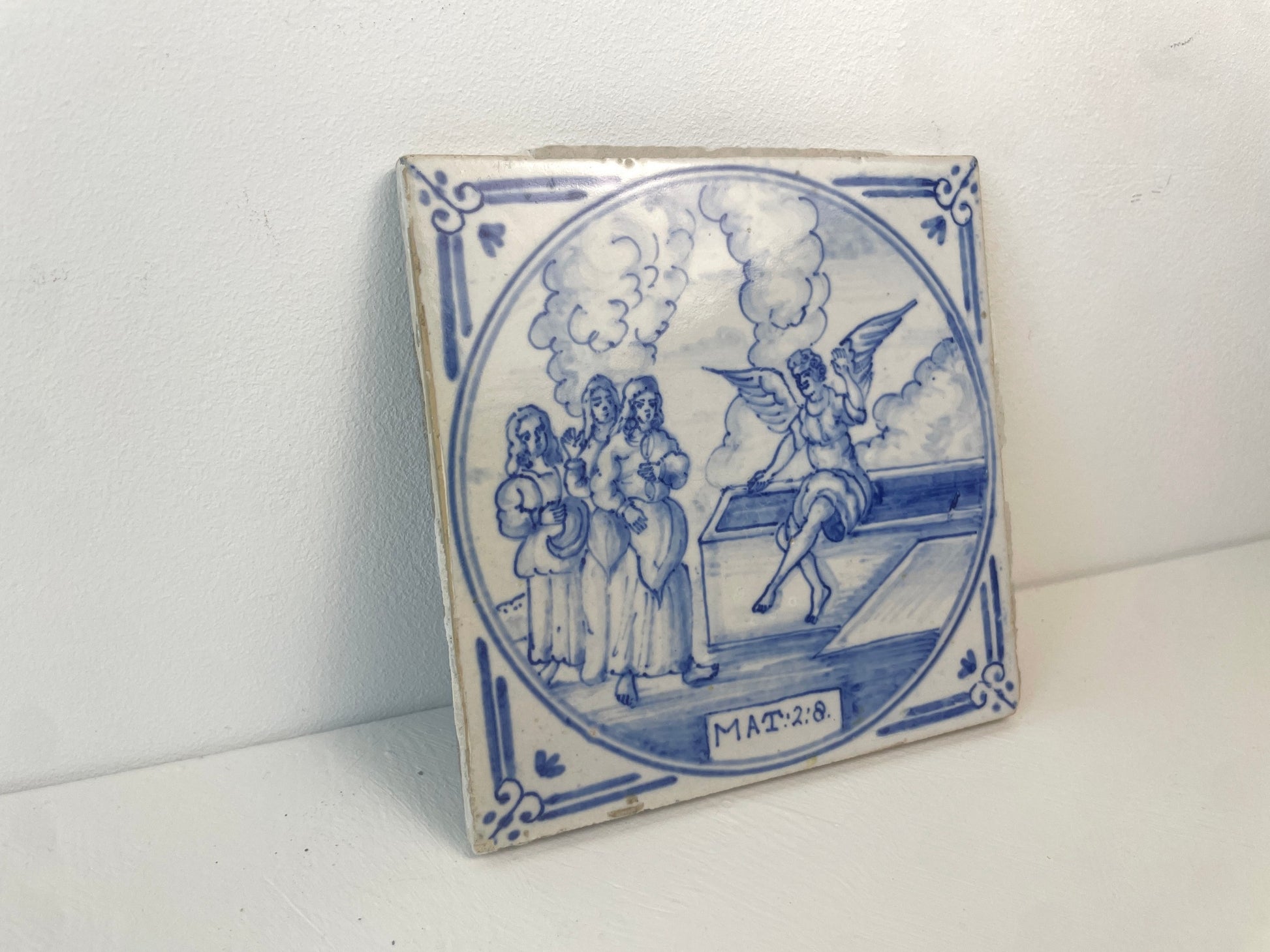 Oude tegel met drie Bijbelse figuren