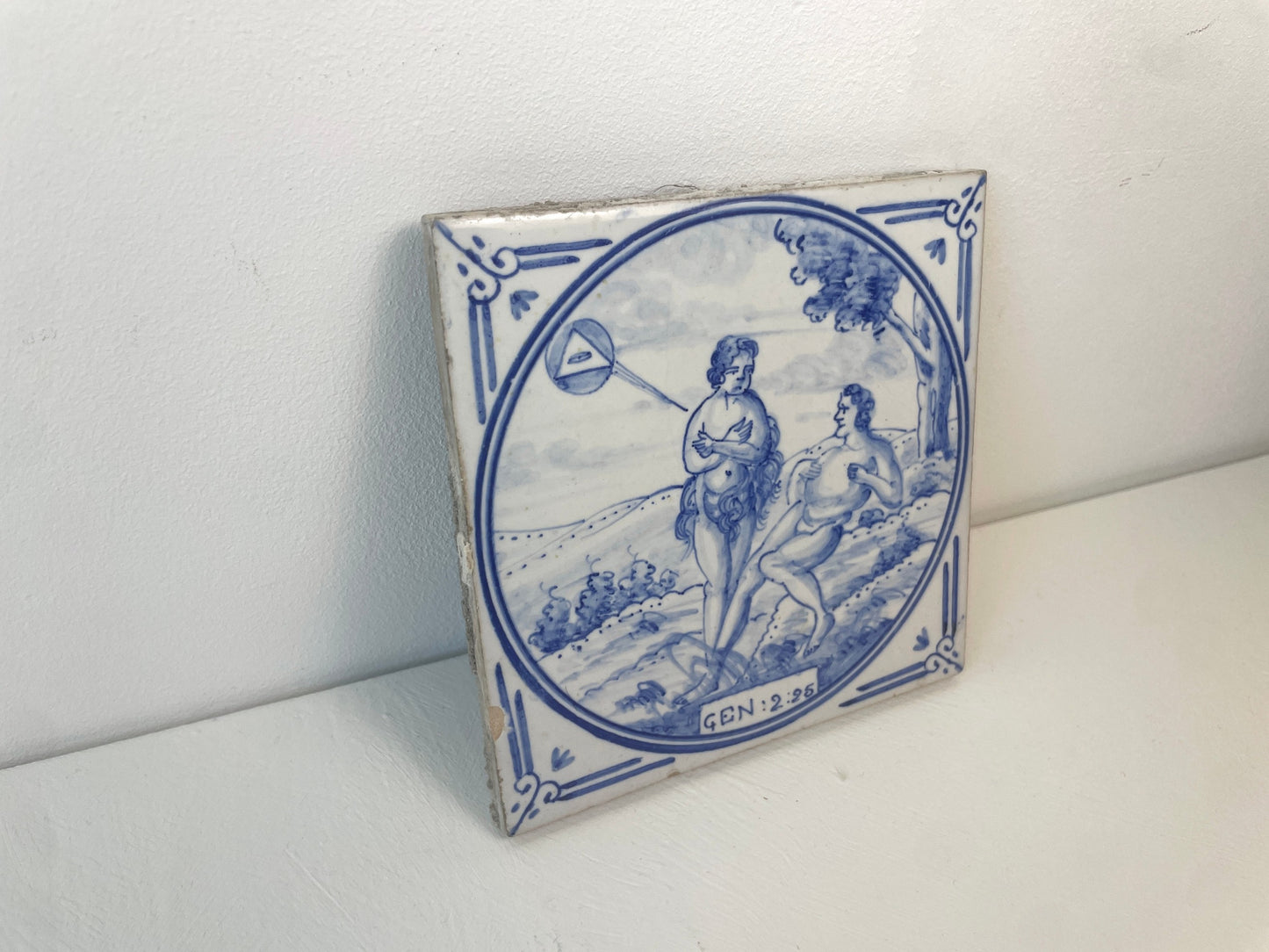 Oude bijbeltegel met landschap en bomen