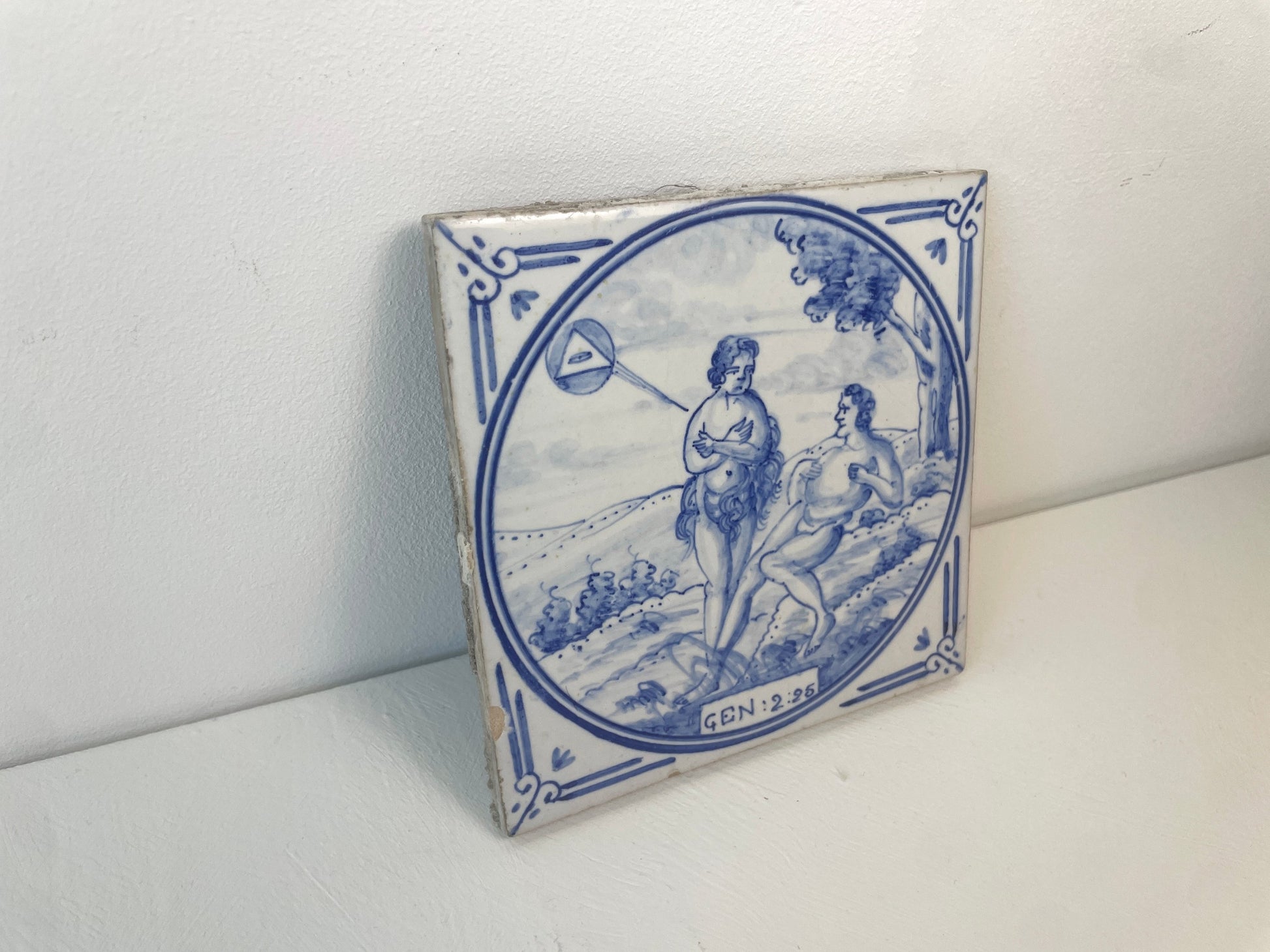 Oude bijbeltegel met landschap en bomen