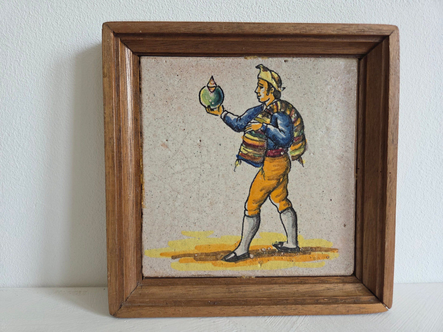 vintage faience tegel straatverkoper gele kniebroek lijst